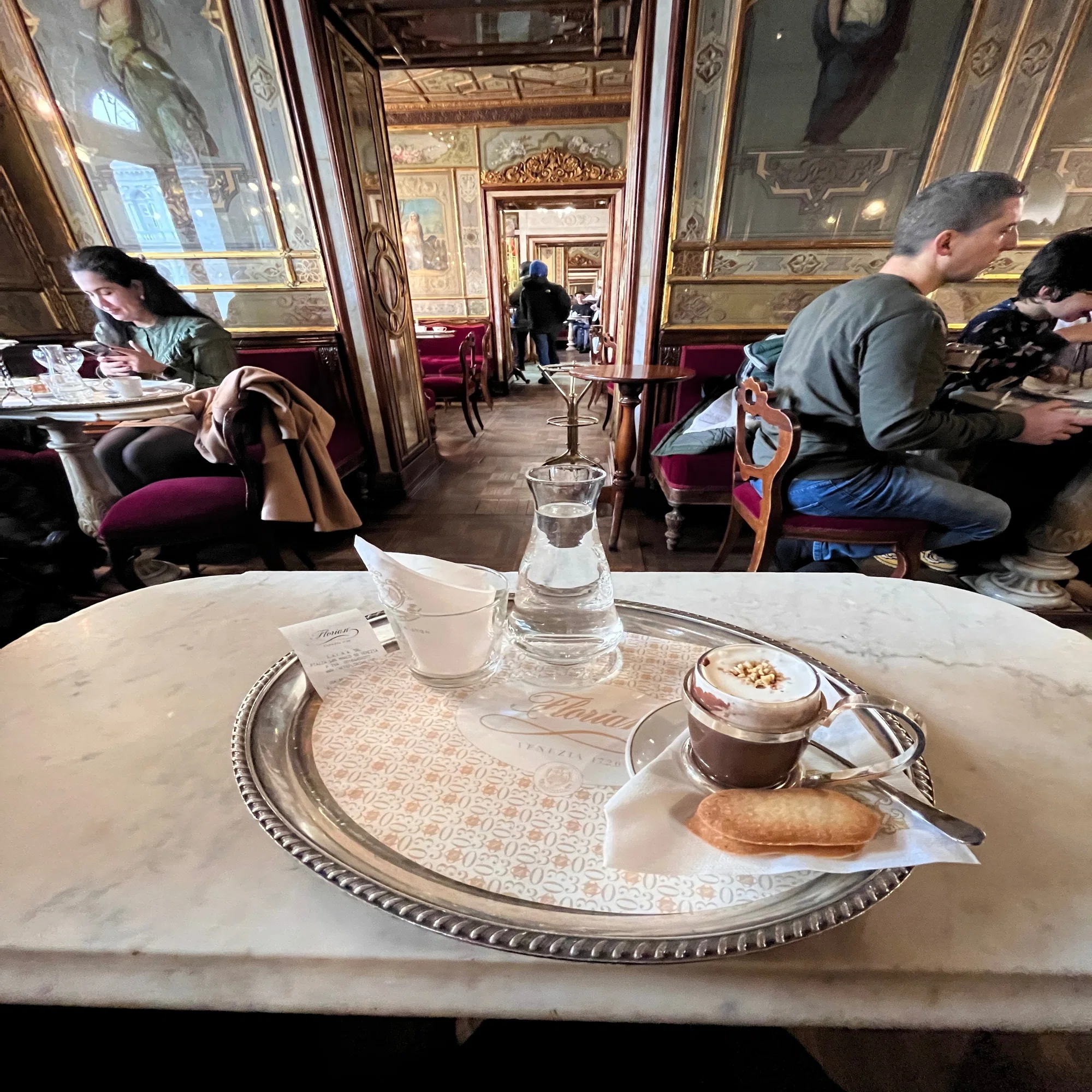 イタリア??ベネチアグルメ】カフェ・フローリアンの豪華絢爛な店内で 