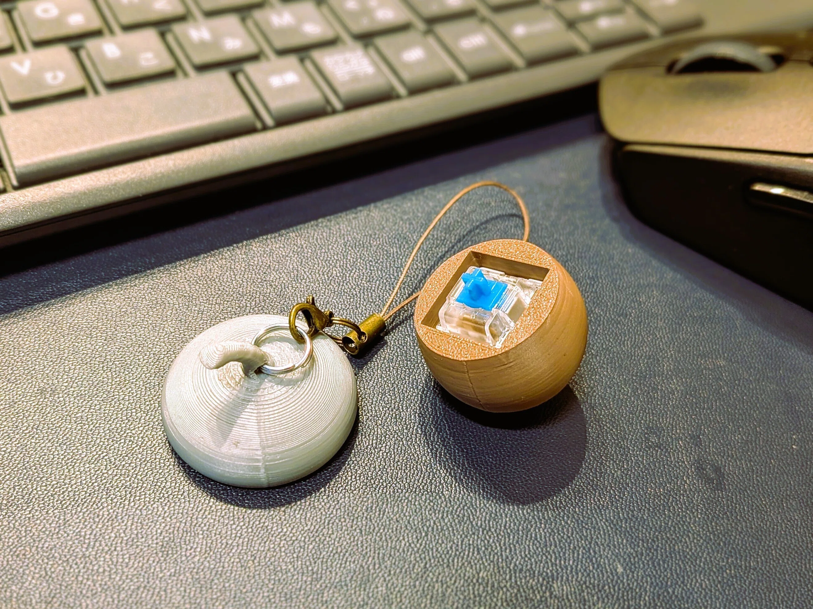 ピアノ クリッカー キーホルダータイプ【メカニカルスイッチ付き・完成品】 商品紹介：カチカチ楽しい どんぐり型クリッカー（青軸）｜メカニカル