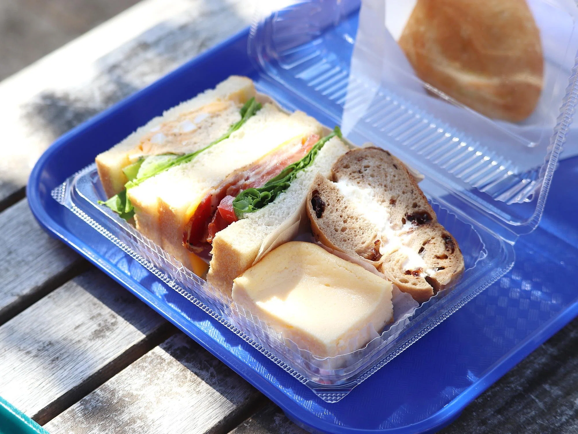 2 types of sandwiches & bagel & dessert for 590 yen” The bakery's
