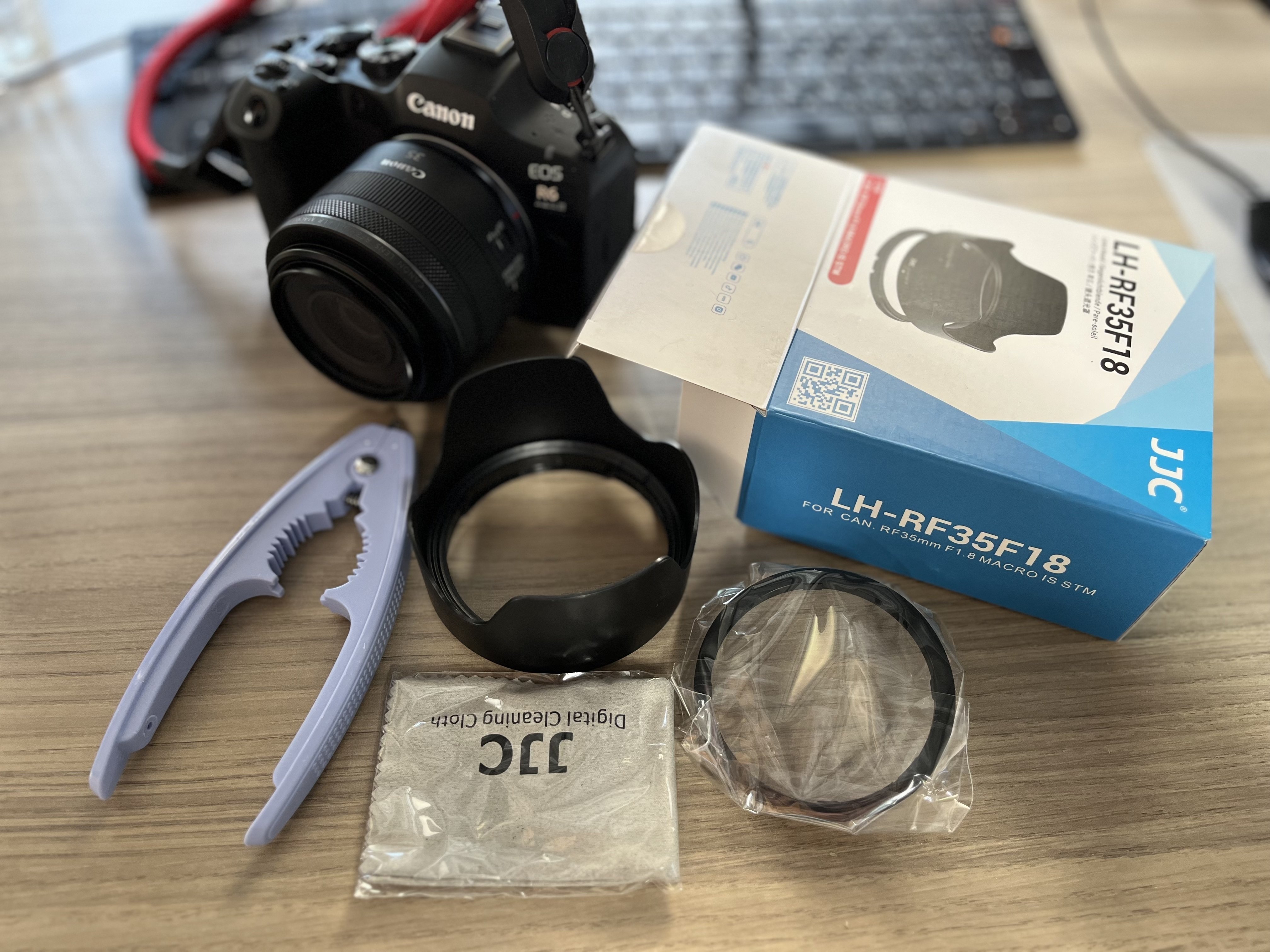 RF35mm F1.8は「本命」か？弱点をカバーするJJCのレンズフード