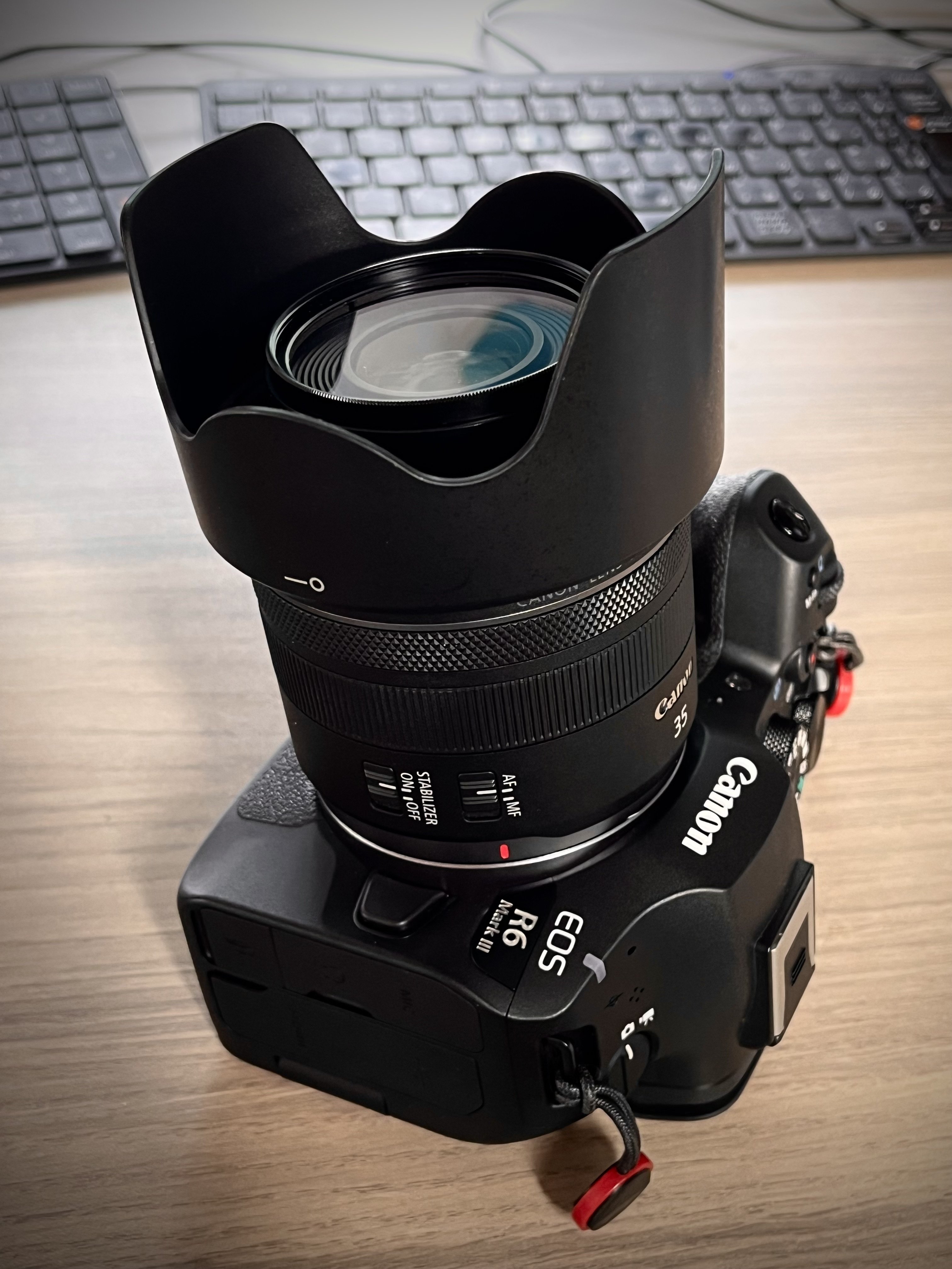 RF35mm F1.8は「本命」か？弱点をカバーするJJCのレンズフード