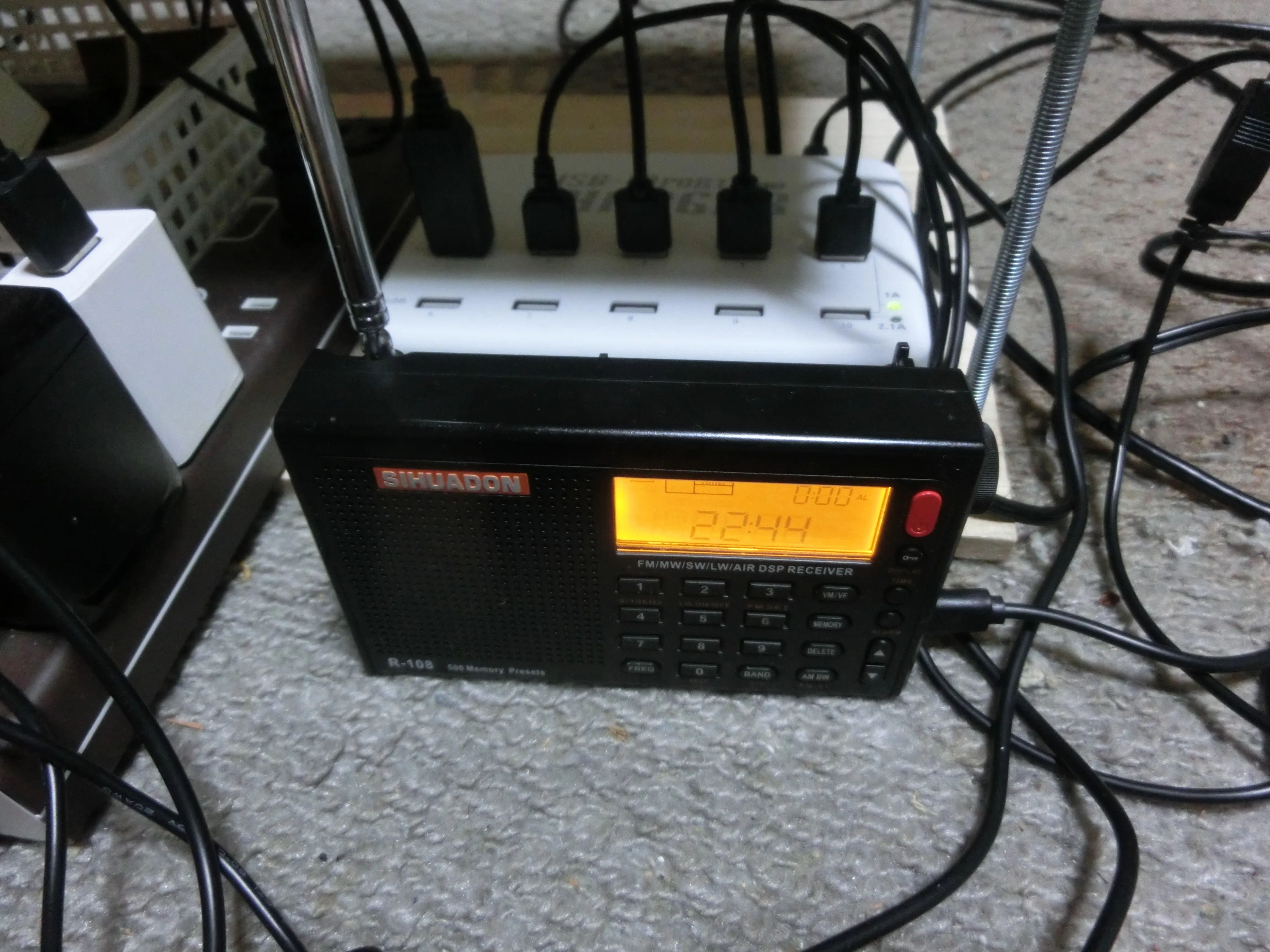 ラジオのR-108の充電にAC100V式のUSBハブが便利すぎる｜ごくらく