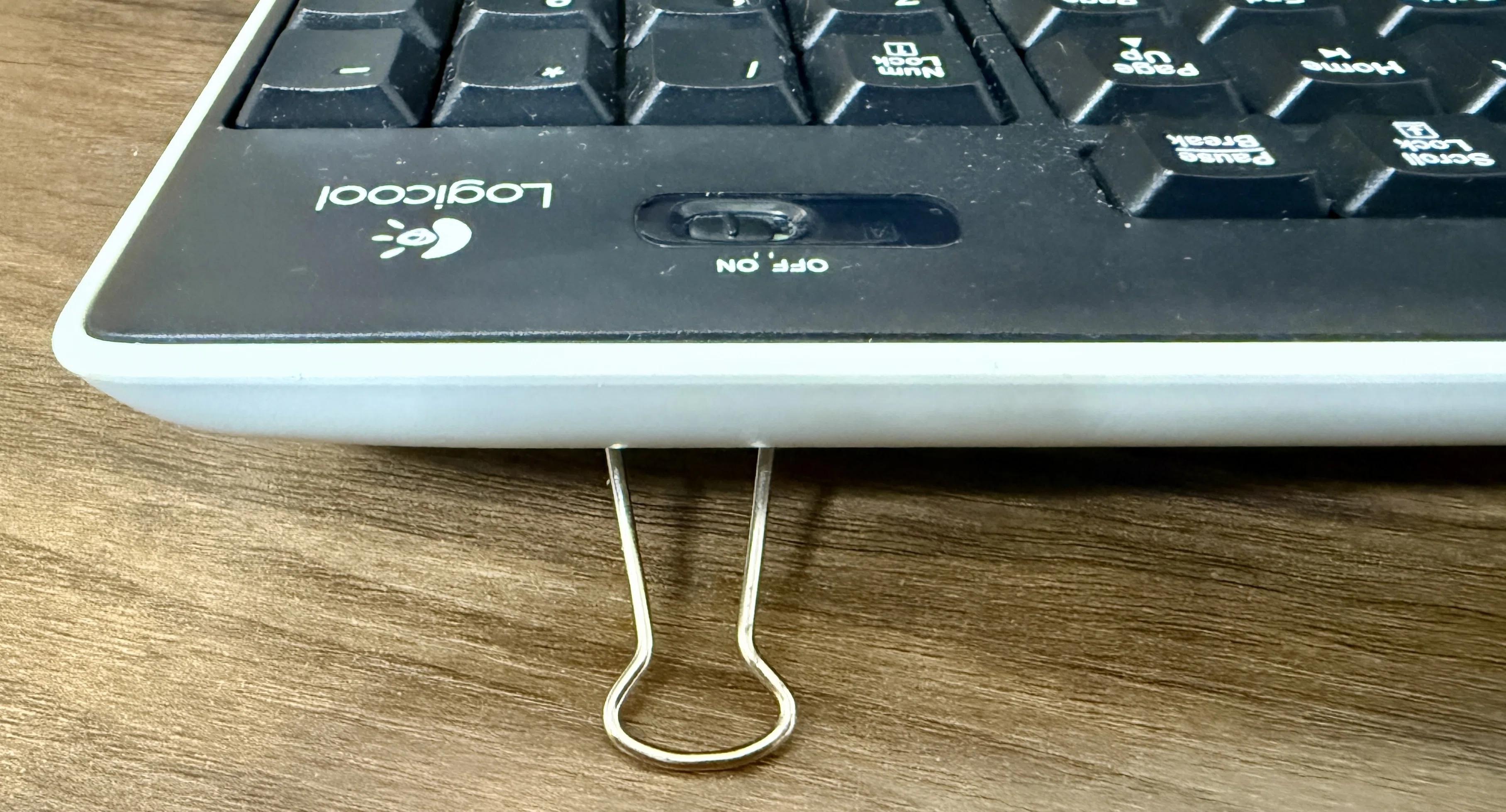 Logicoolキーボードの脚/足が折れた？事務所にある「あの文房具」で