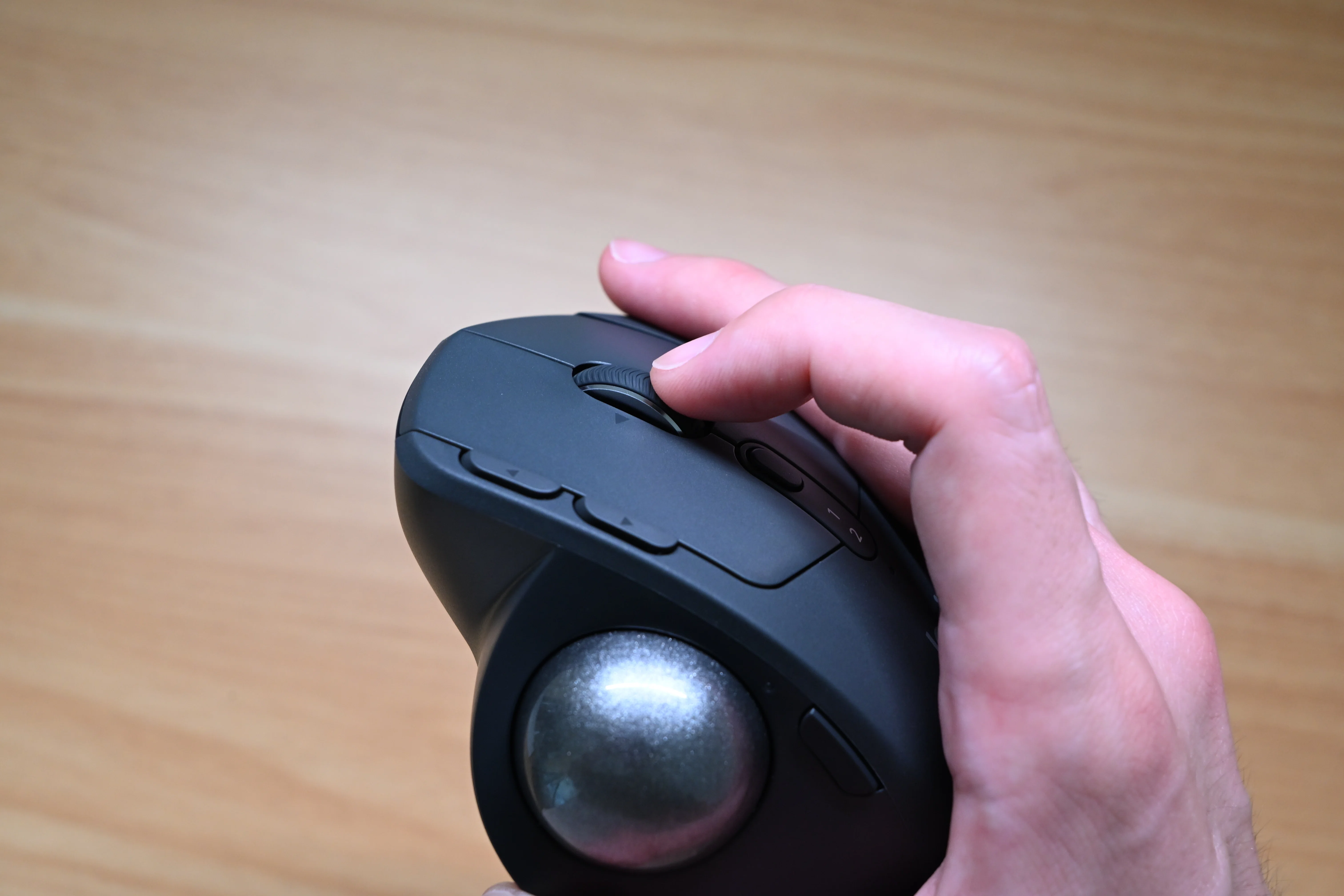 Logicool MX ERGO Sをレビュー｜手首を動かさない省スペースが快適な