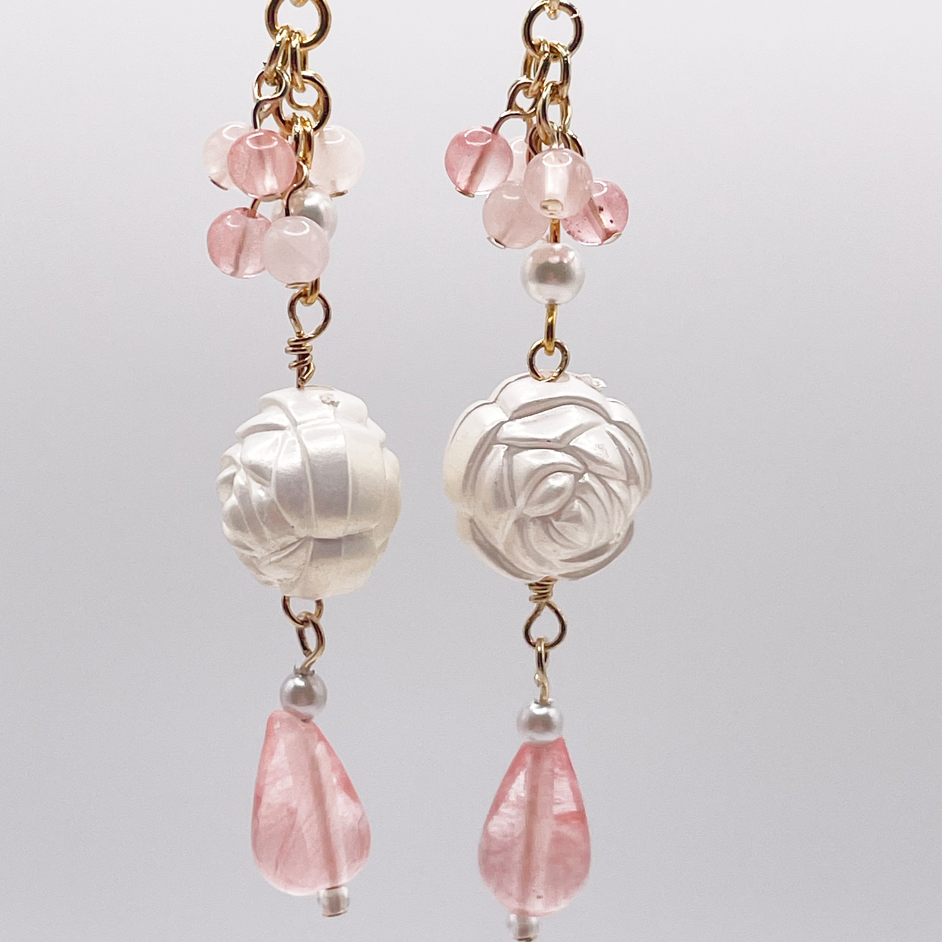 ふんわり色がそっと寄り添う」薔薇とローズクォーツの天然石ペンダント