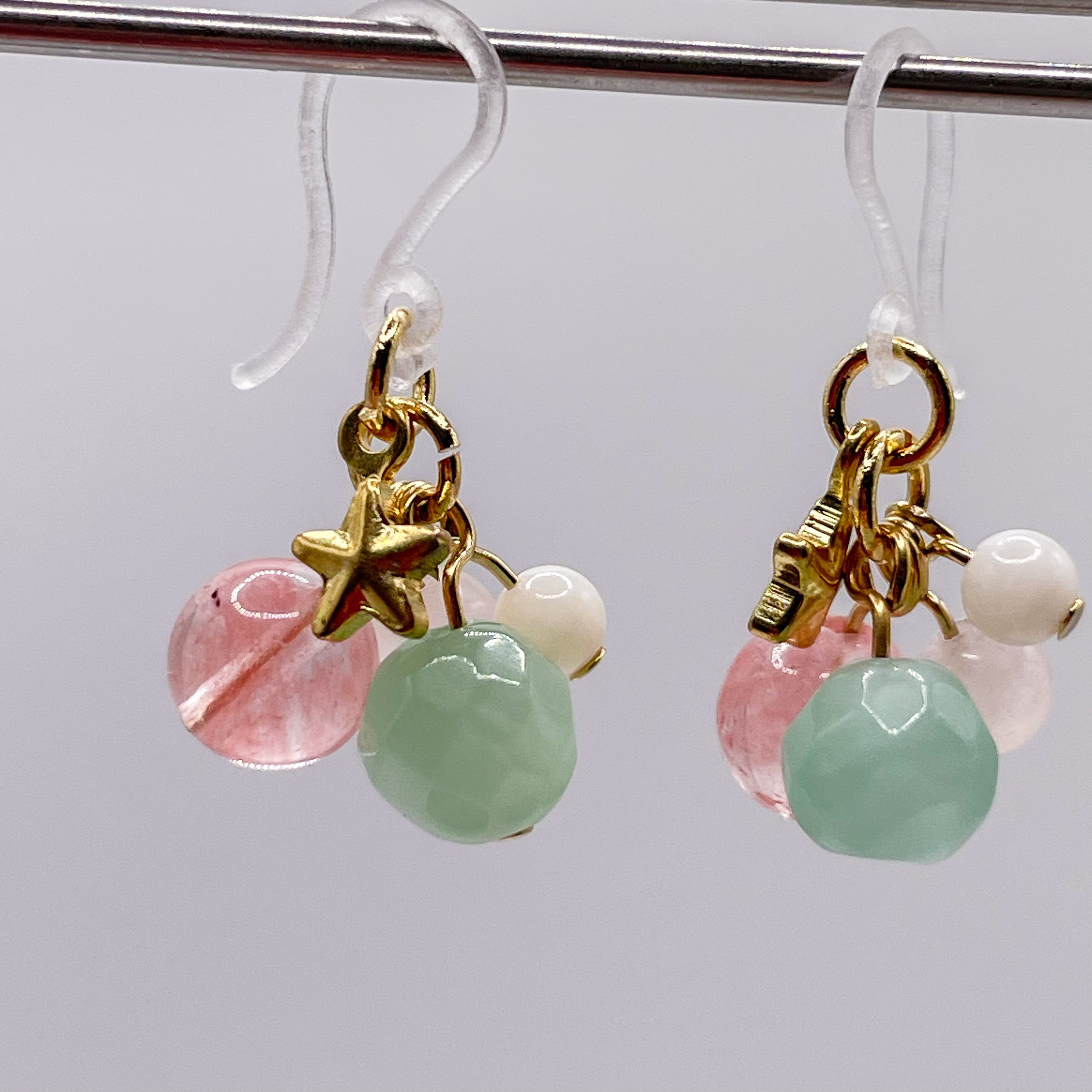 軽やかさを育む色」プレナイト×ローズクォーツの天然石ピアス｜む