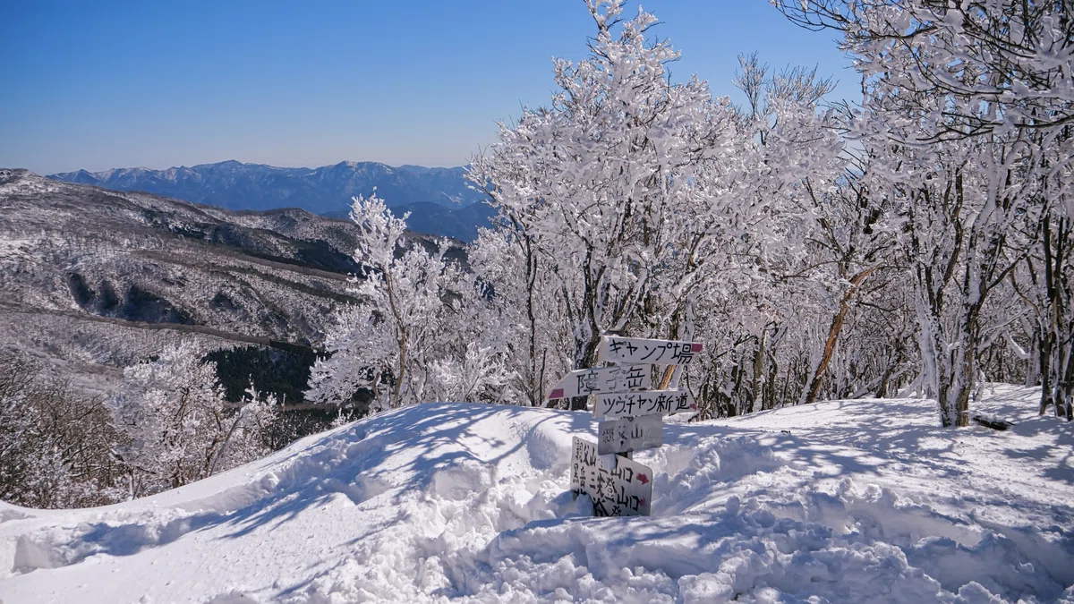 雪の親父山山頂