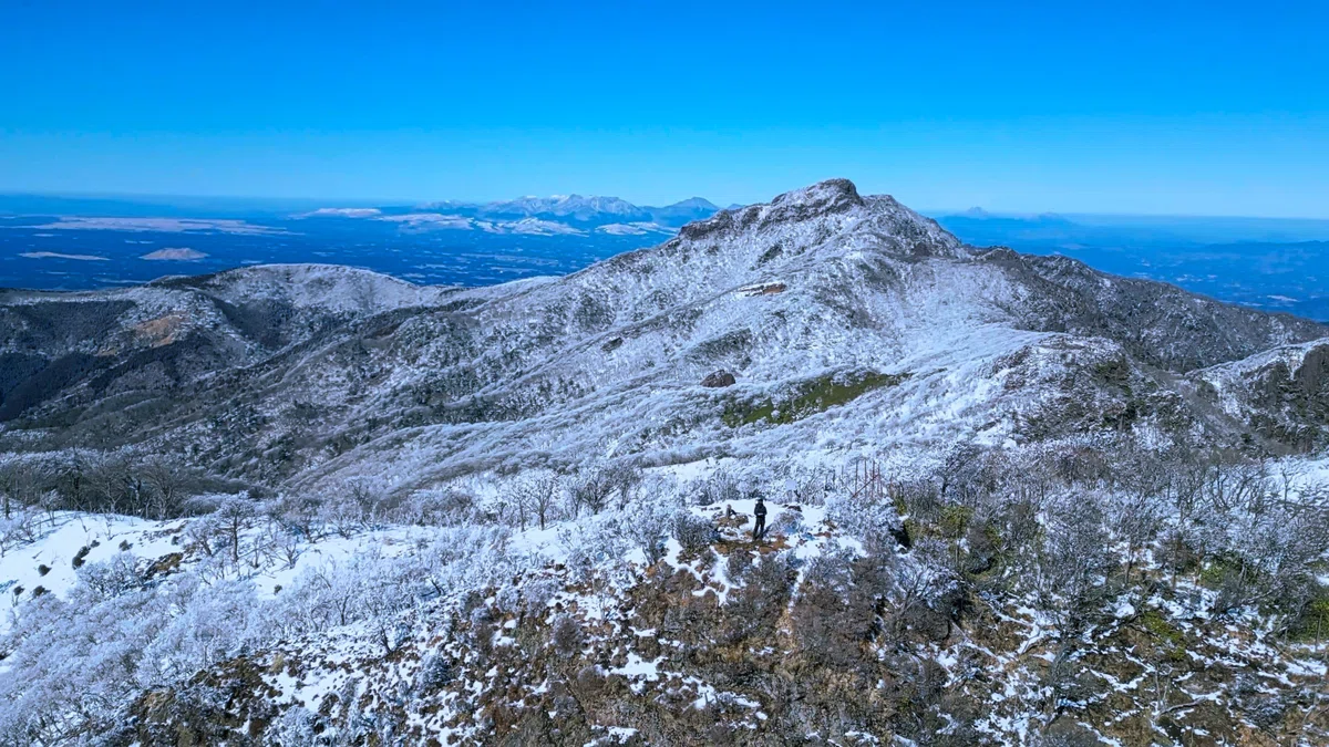 障子岳山頂から雪の祖母山