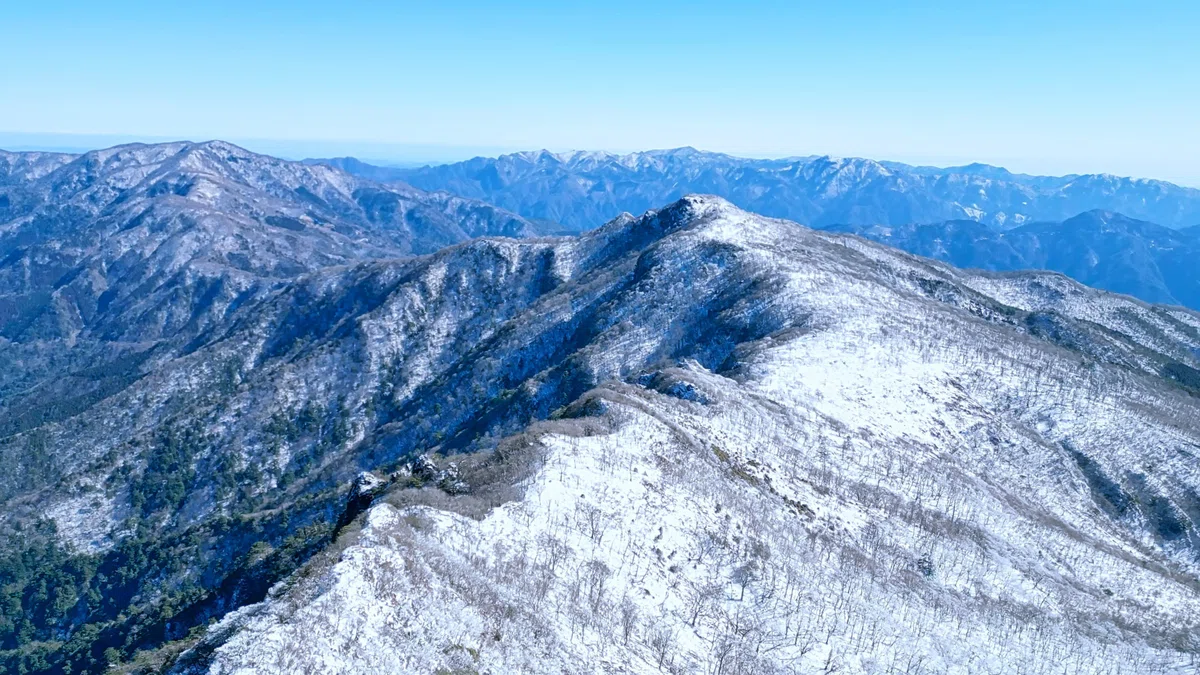 障子岳山頂から雪の古祖母山