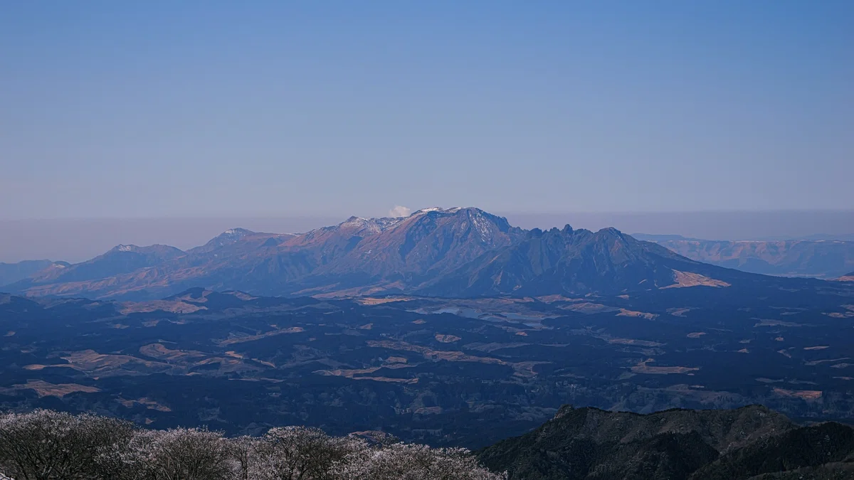 障子岳山頂から阿蘇山