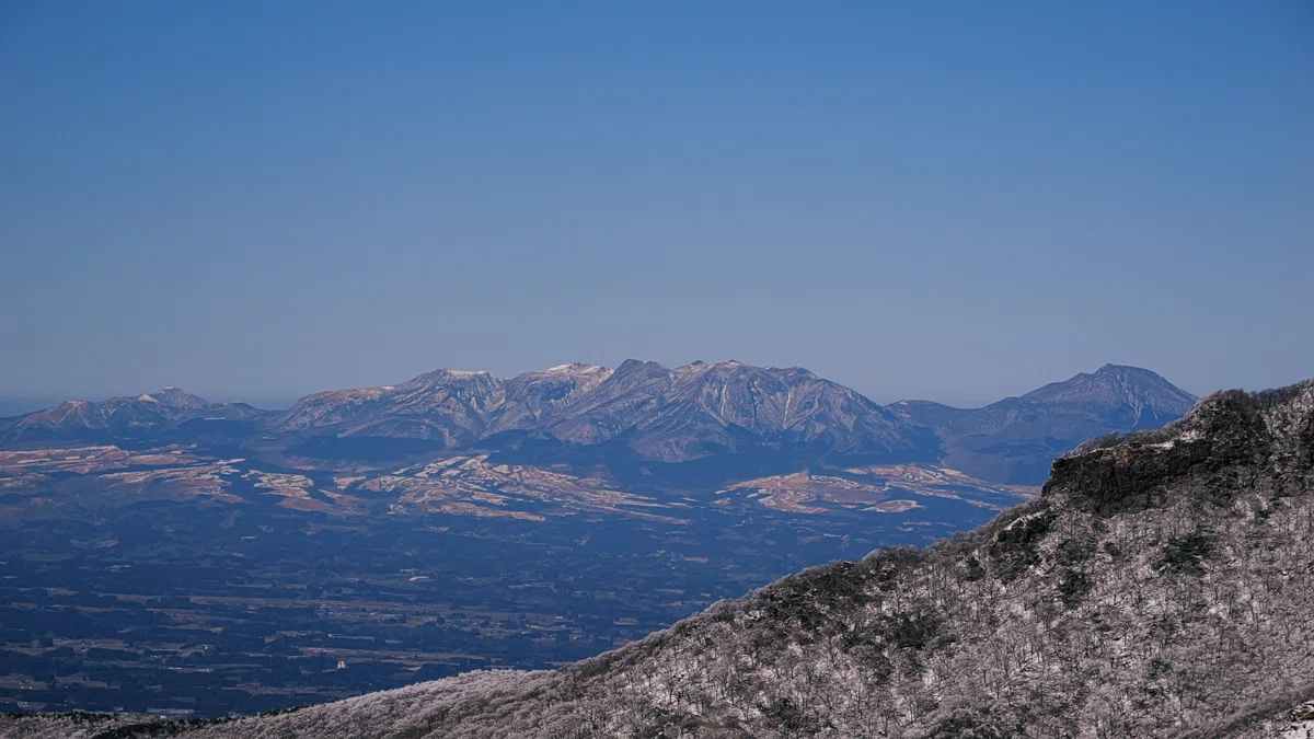 障子岳山頂から九重連山