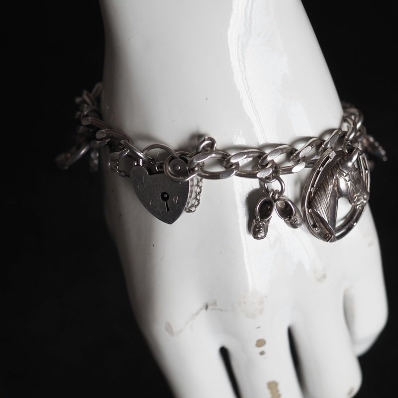 人生の節目をつなぐ、イギリスのチャームブレスレット｜toko-silver