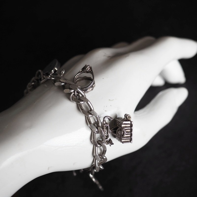 人生の節目をつなぐ、イギリスのチャームブレスレット｜toko-silver