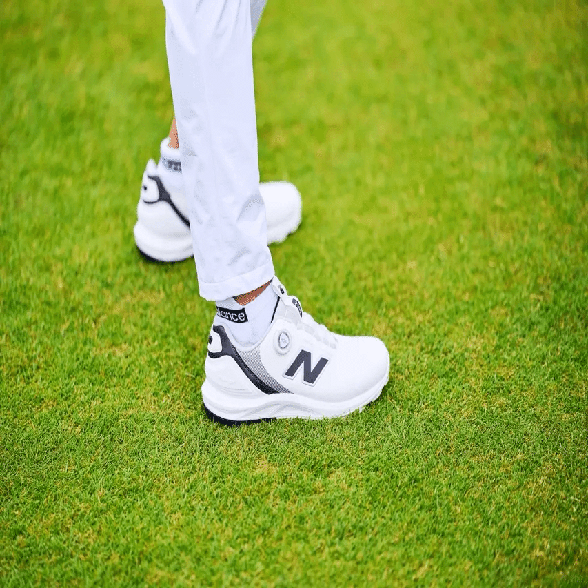 ニューバランス ゴルフが描く「光」の正体。2026年春、私たちは自分を