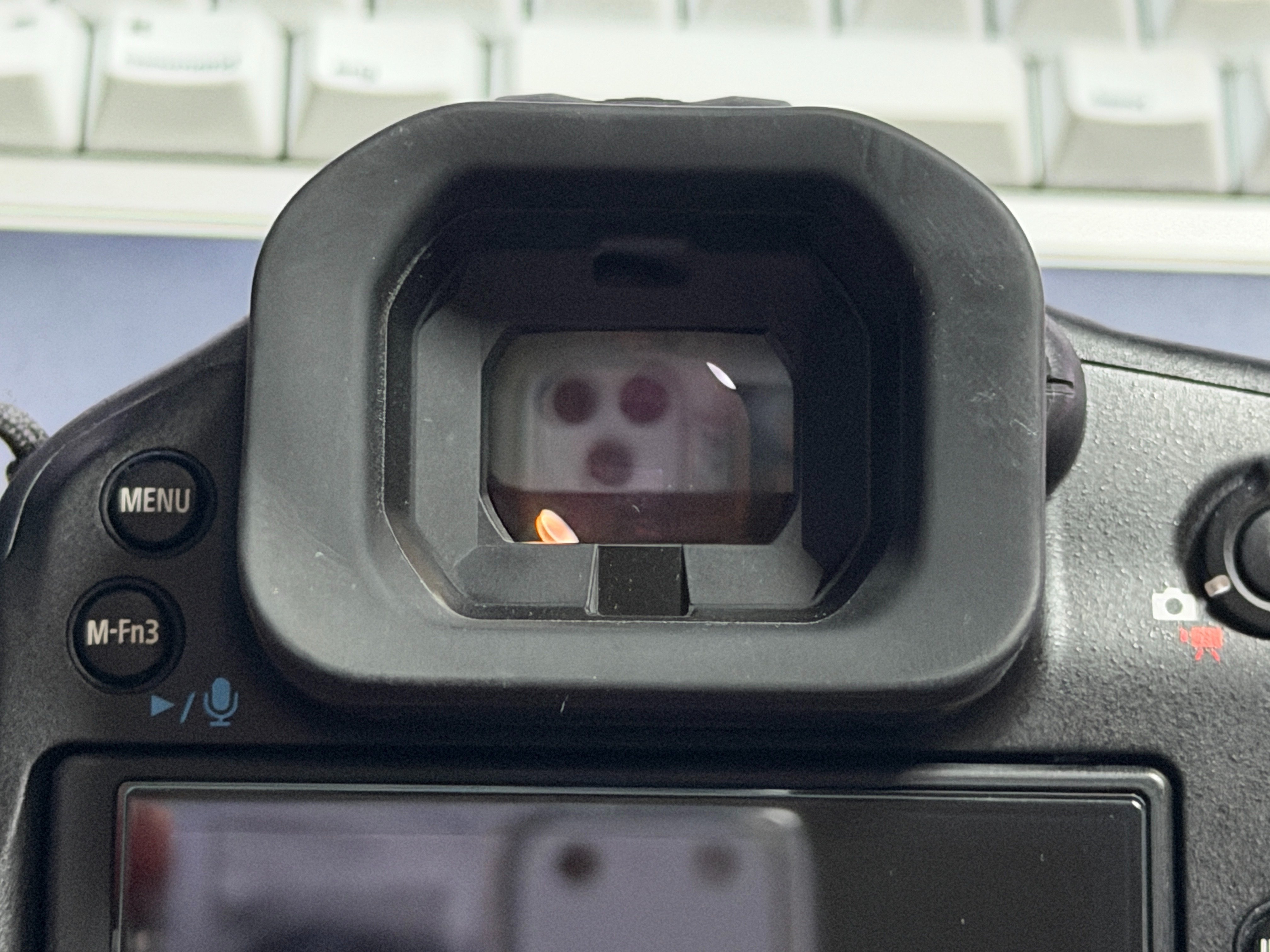 thinkTANKphoto アイピース EP-R1 EOS R1専用 EP-R1 Hydrophobia eyepiece Canon R1 - Think Tank Canada