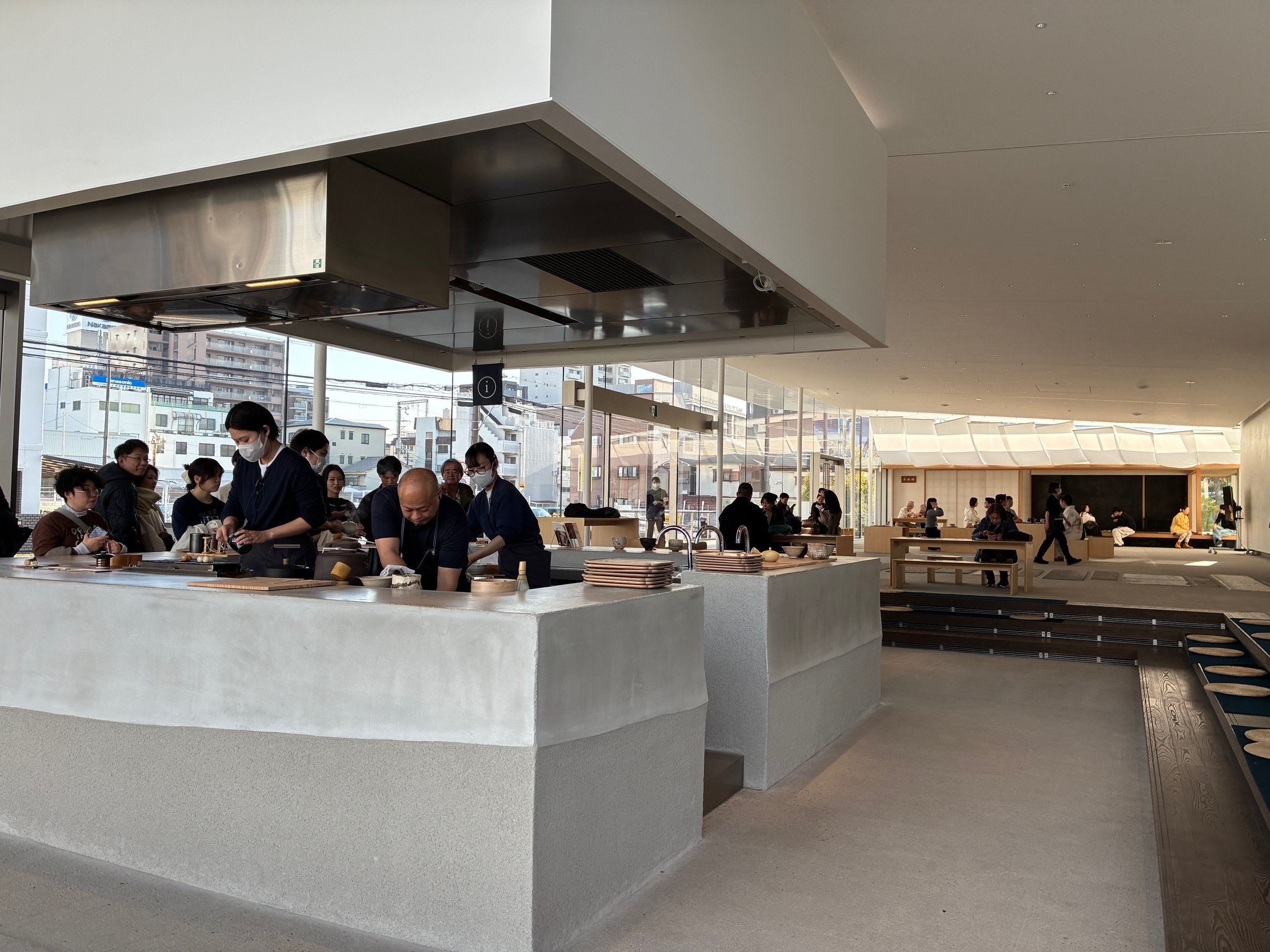 久々に藤田美術館へ 庭園に咲く山茶花が映える Visited the Fujita Art