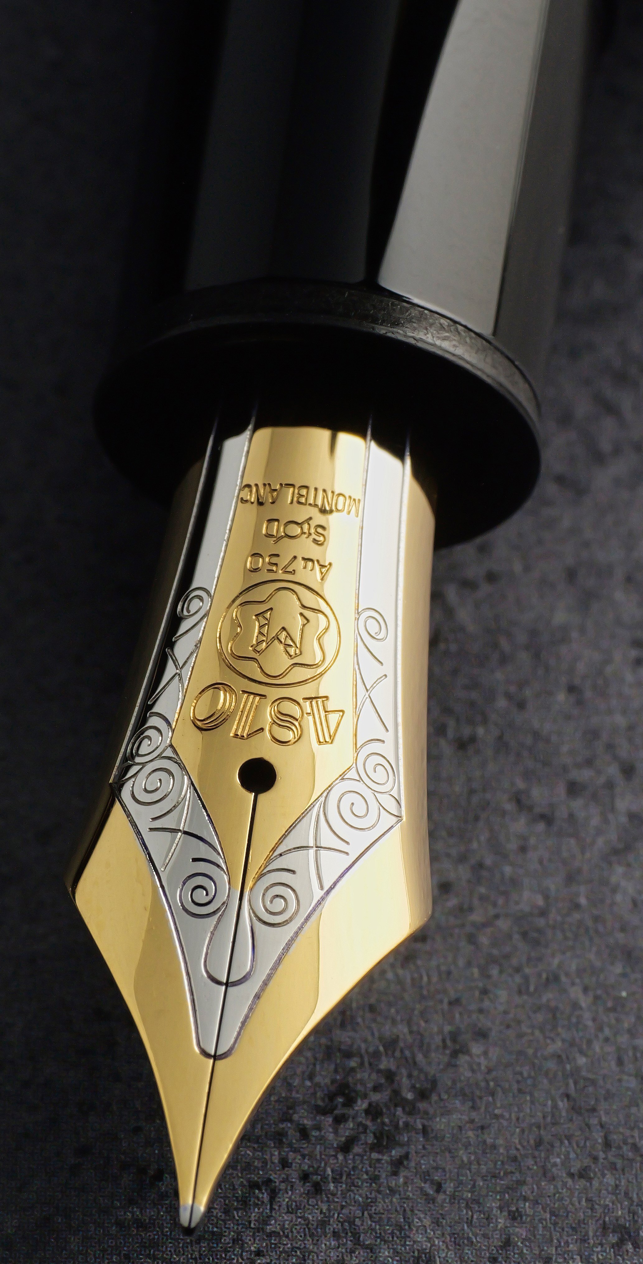 夜の静寂に自己陶酔へと誘う白帯：Montblanc Meisterstück 149｜Hideo