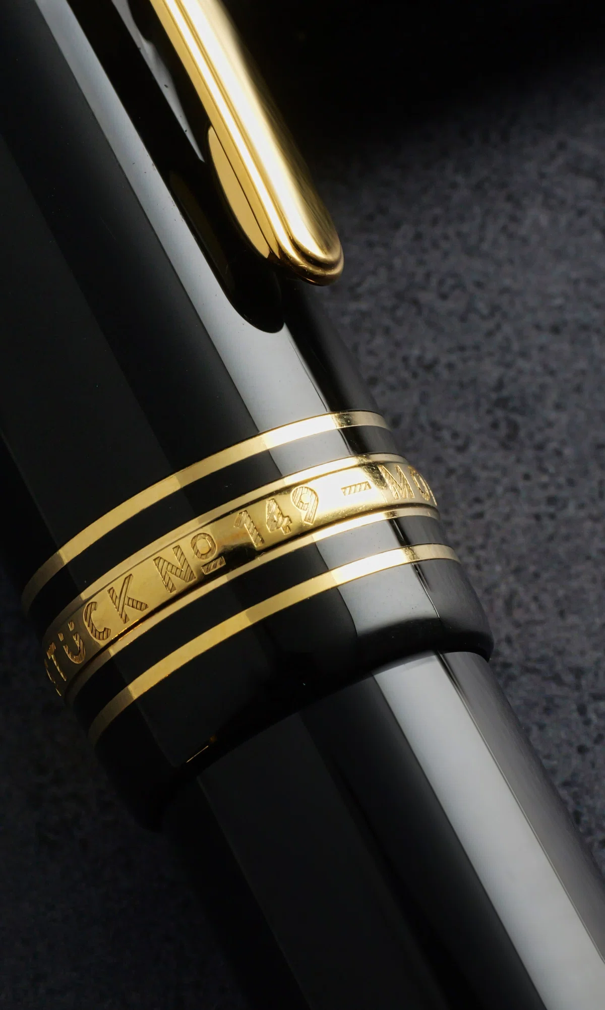 夜の静寂に自己陶酔へと誘う白帯：Montblanc Meisterstück 149｜Hideo 