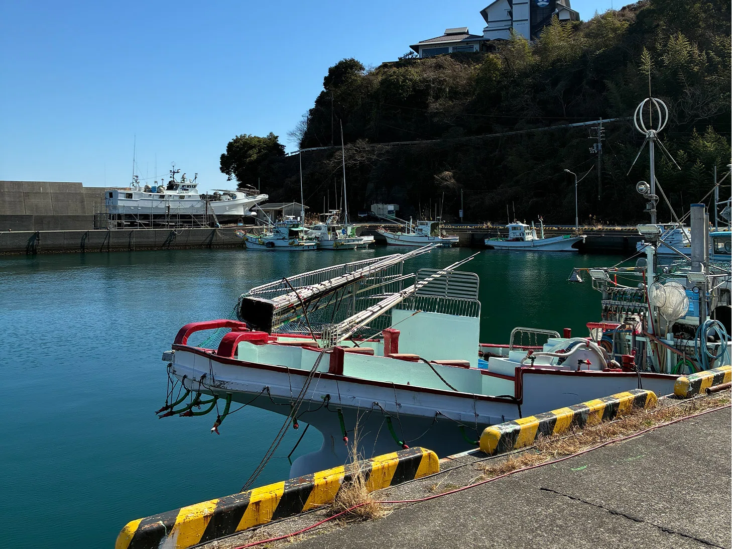 水揚げオフシーズン、カツオ一本釣り漁船のドックに潜入取材した話