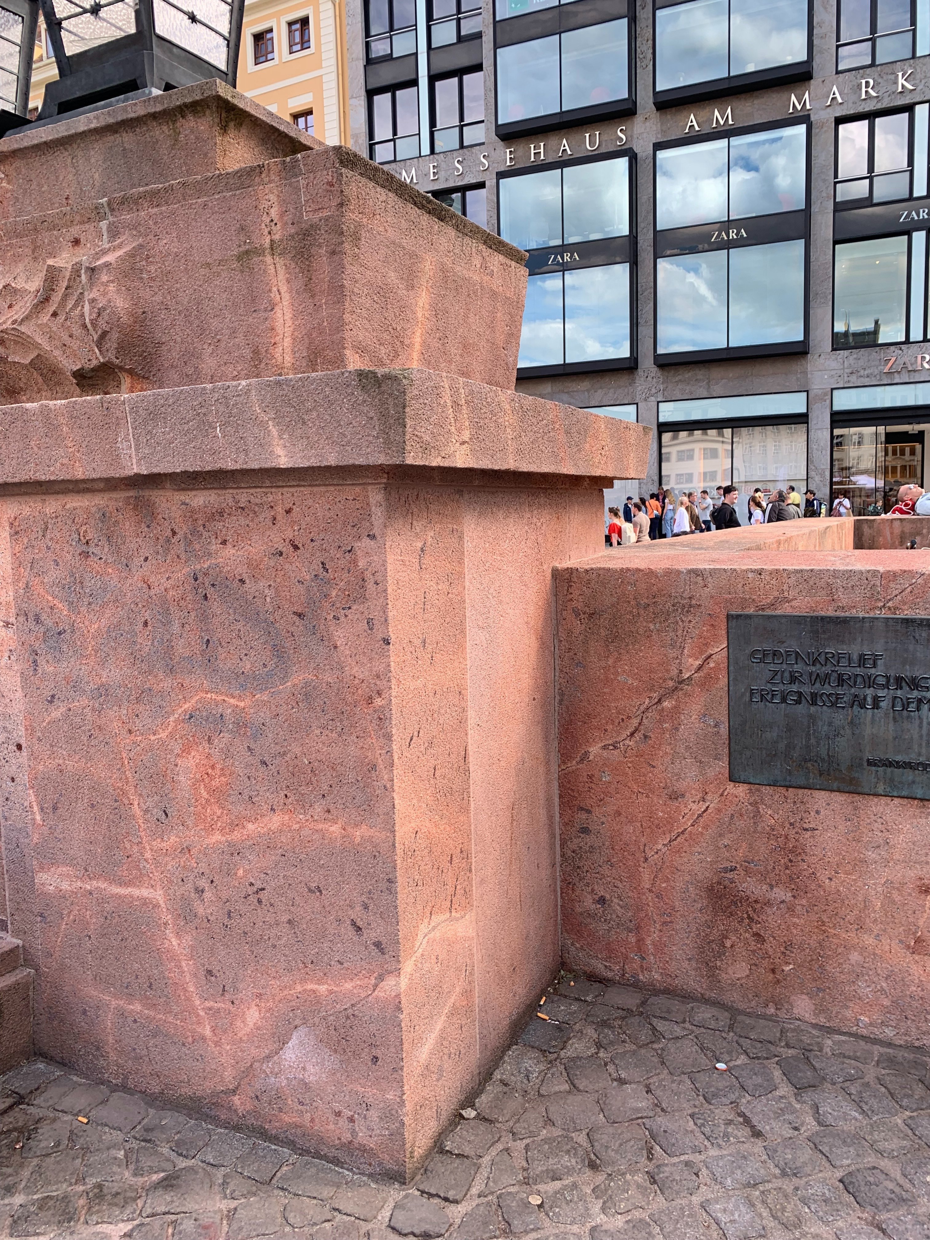 ライプツィヒの赤い石」 旧市街を彩る、ペルム紀の大火山が生んだ