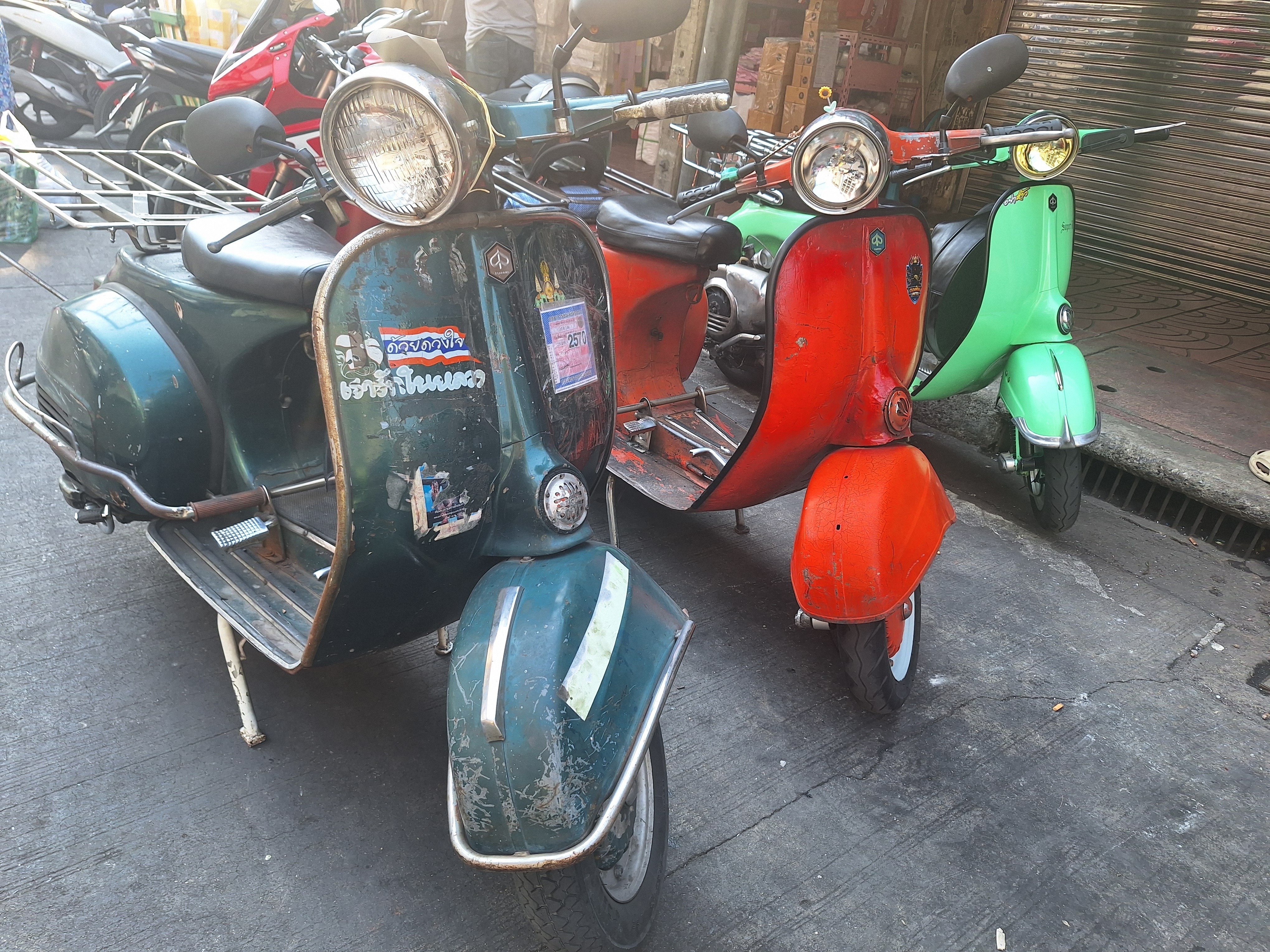 バンコクと鉄スクーター｜13th Avenue_fuk a.k.a 十三番街商店