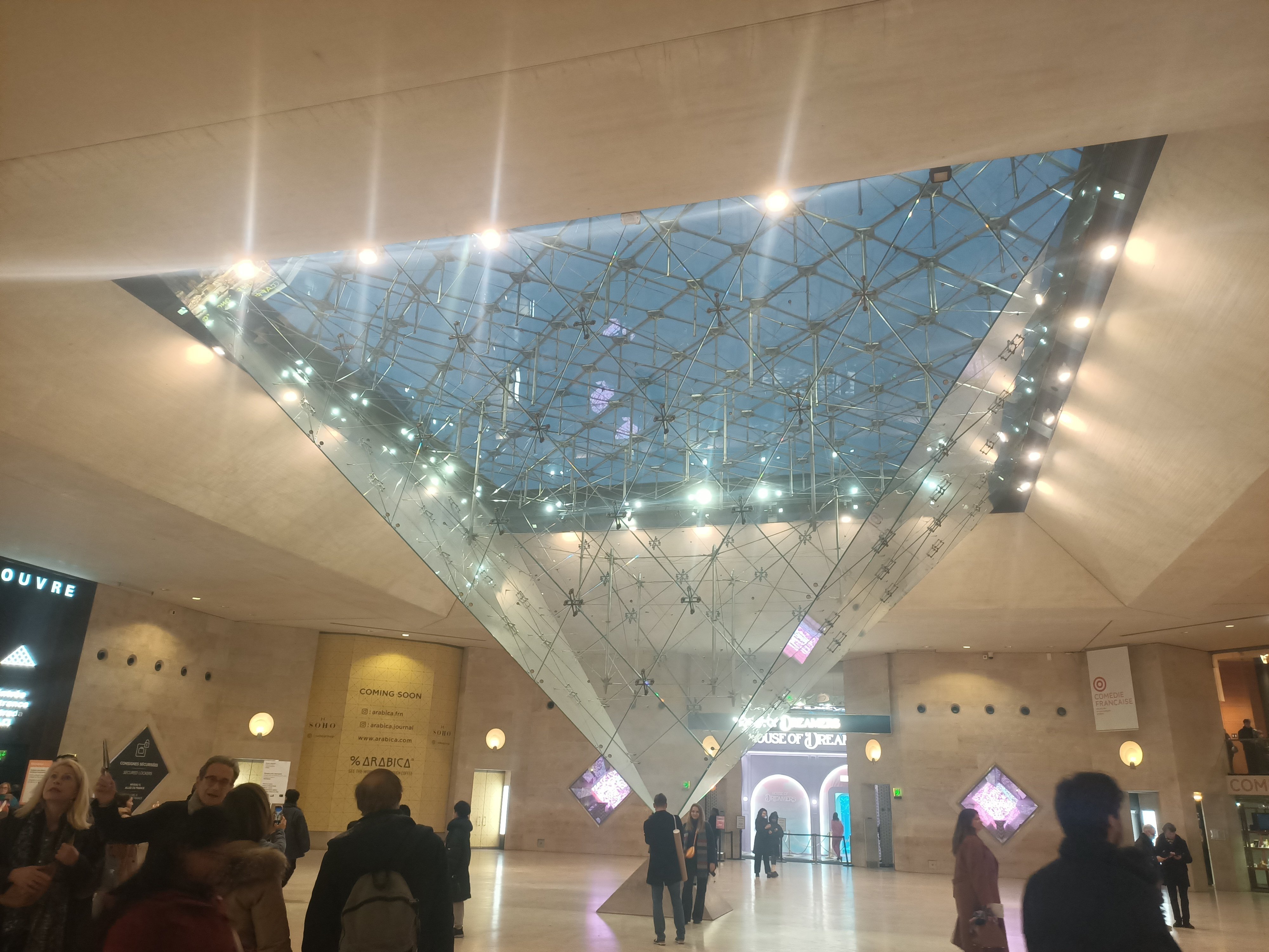 ルーブル美術館、10年続く「チケット詐欺」で1000万ユーロ被害