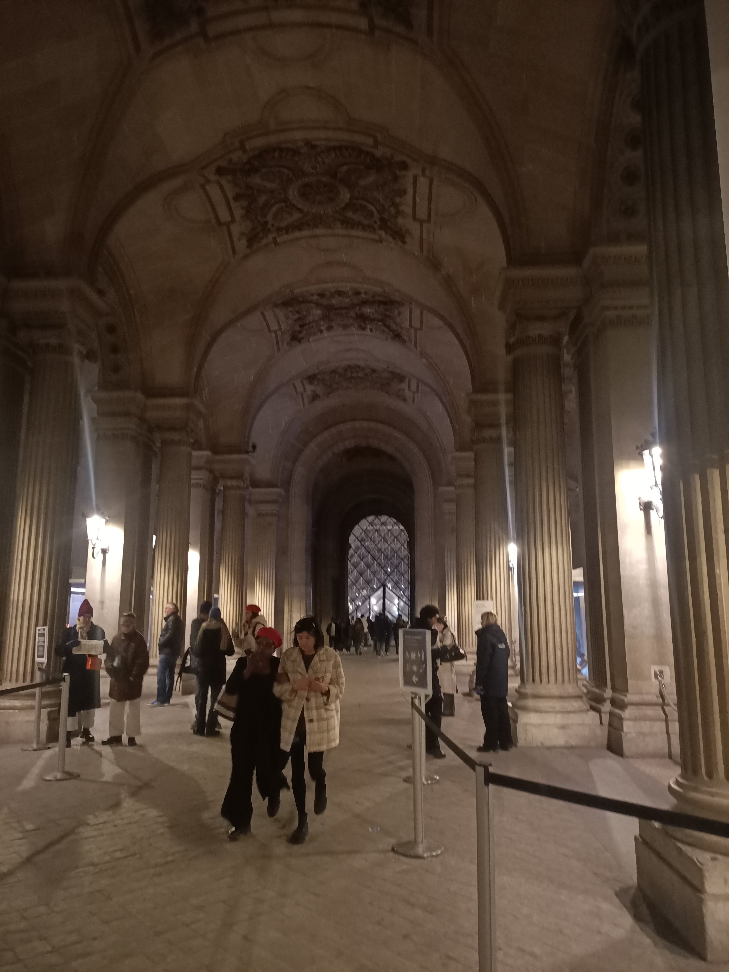 ルーブル美術館、10年続く「チケット詐欺」で1000万ユーロ被害