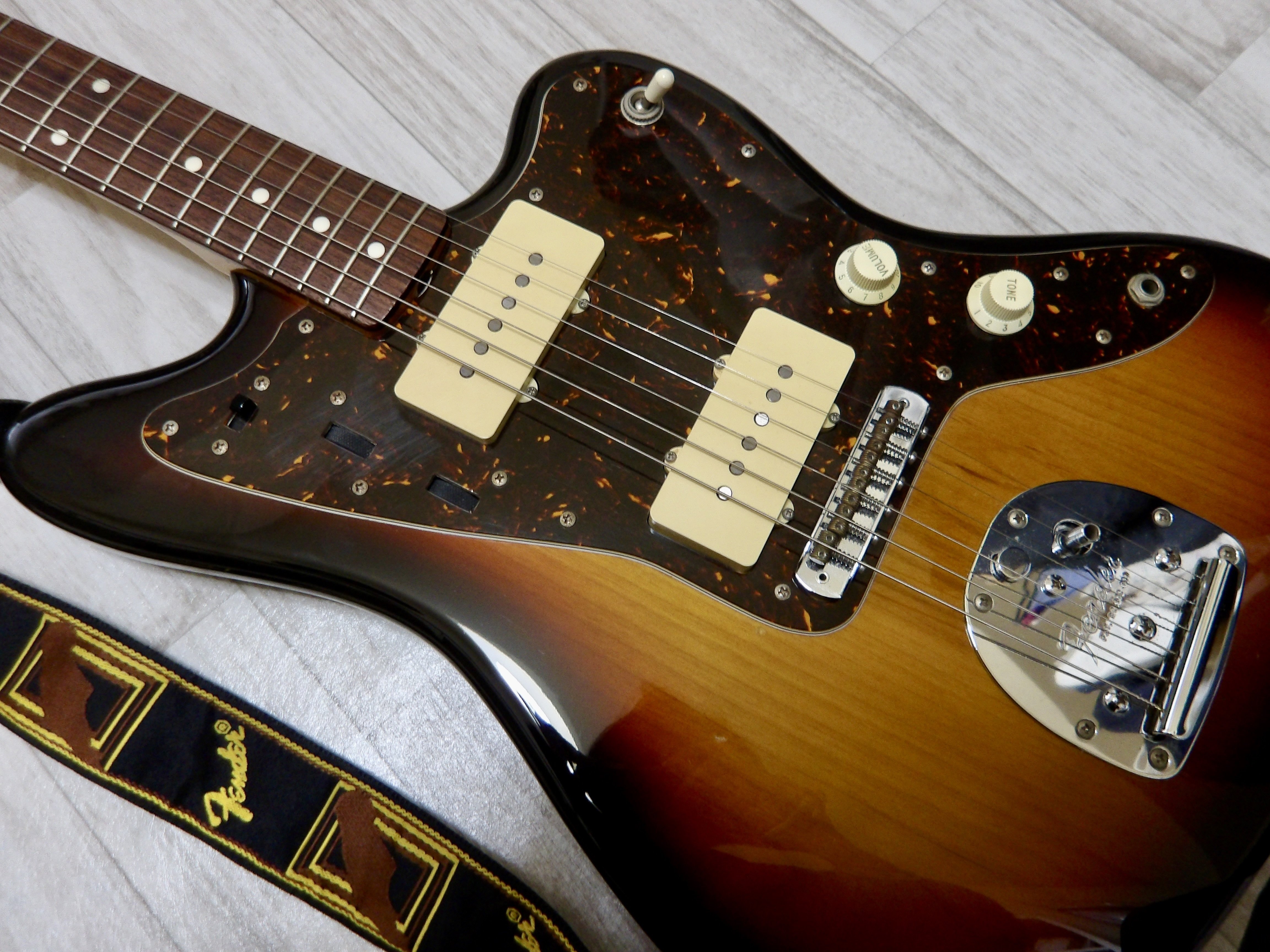 ジャズマスターと過ごす休日。半年ぶりの手入れと弦落ち対策｜d.