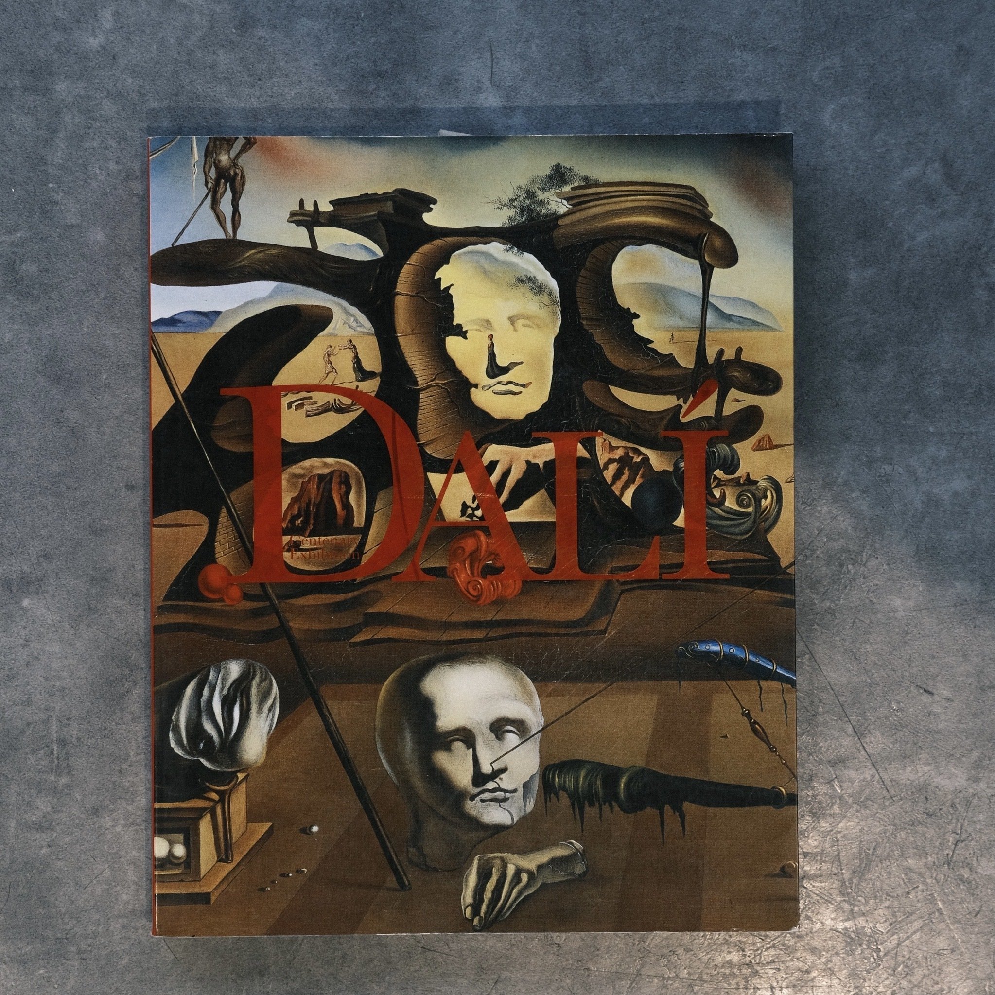 思想と夢｜シュルレアリスムとは？ダリの図録を手に取り、立ち止まる