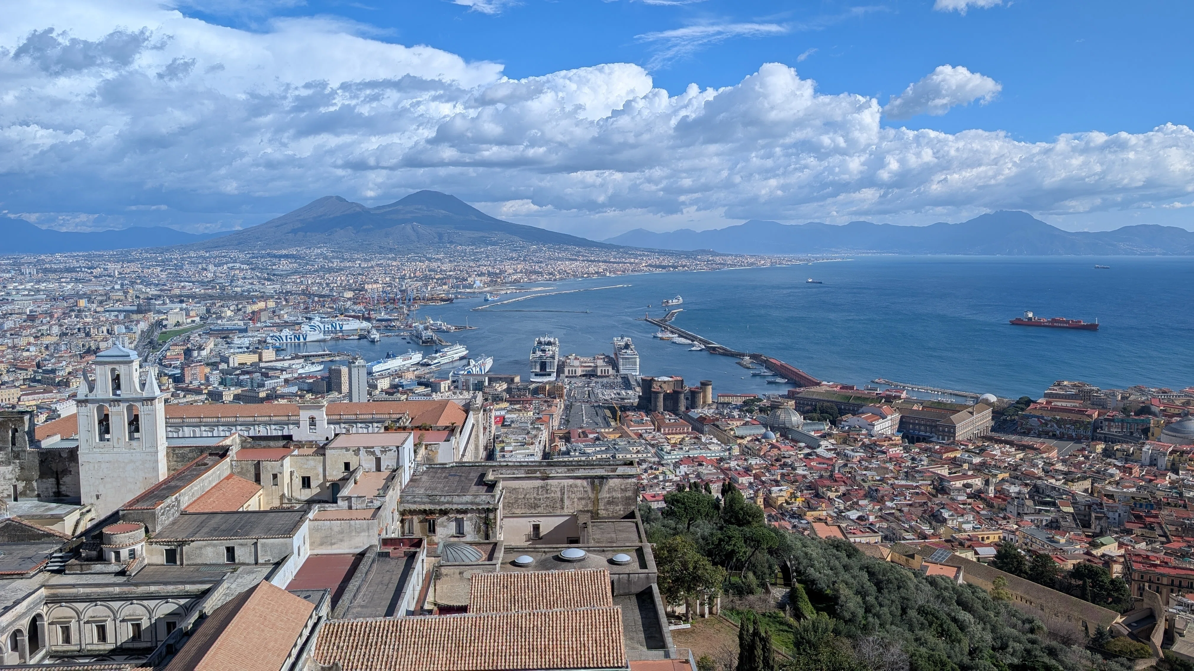 ナポリで立派な山が織りなす景色に感動する イタリア旅行記#3｜tabirow