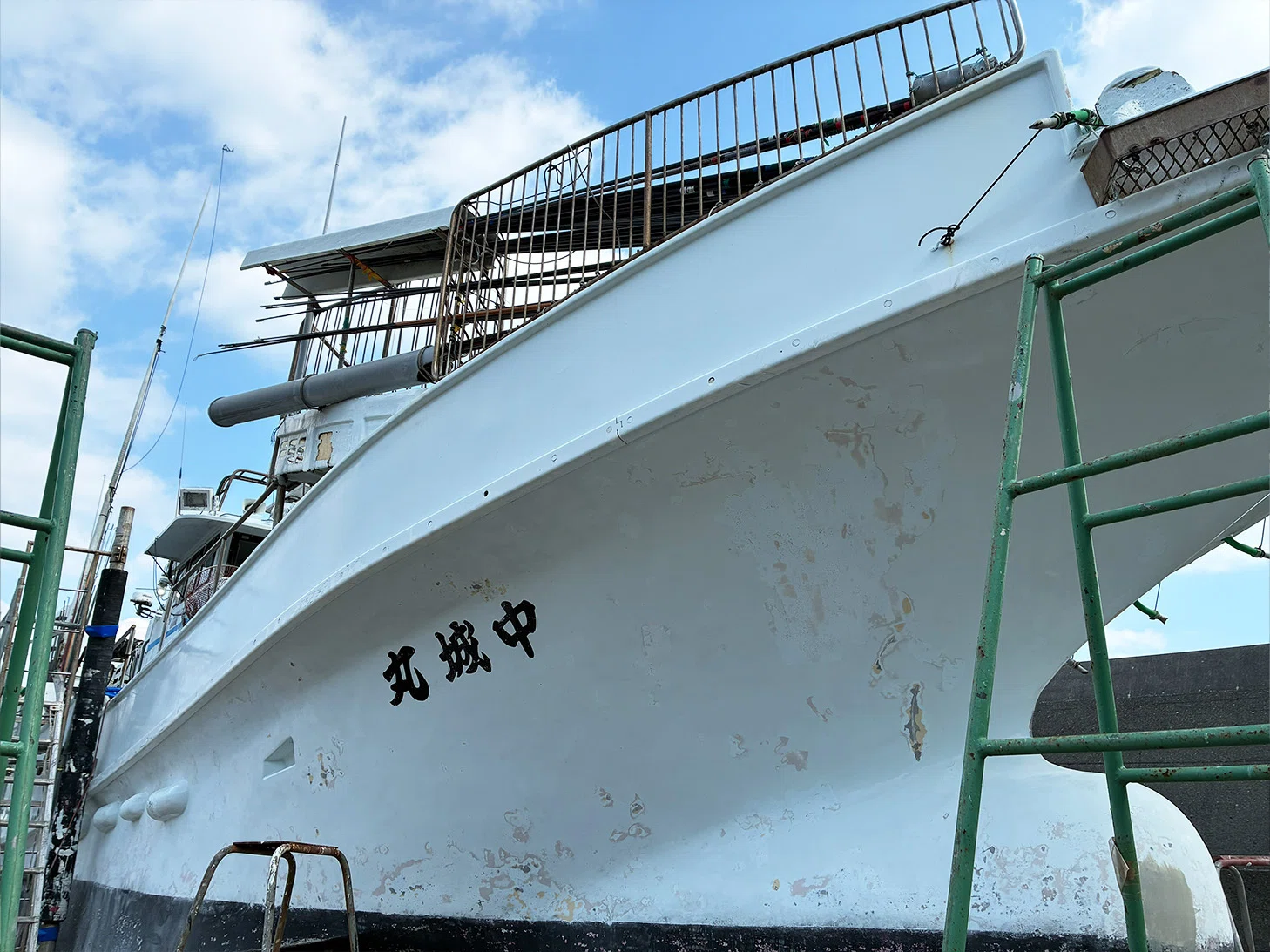 水揚げオフシーズン、カツオ一本釣り漁船のドックに潜入取材した話