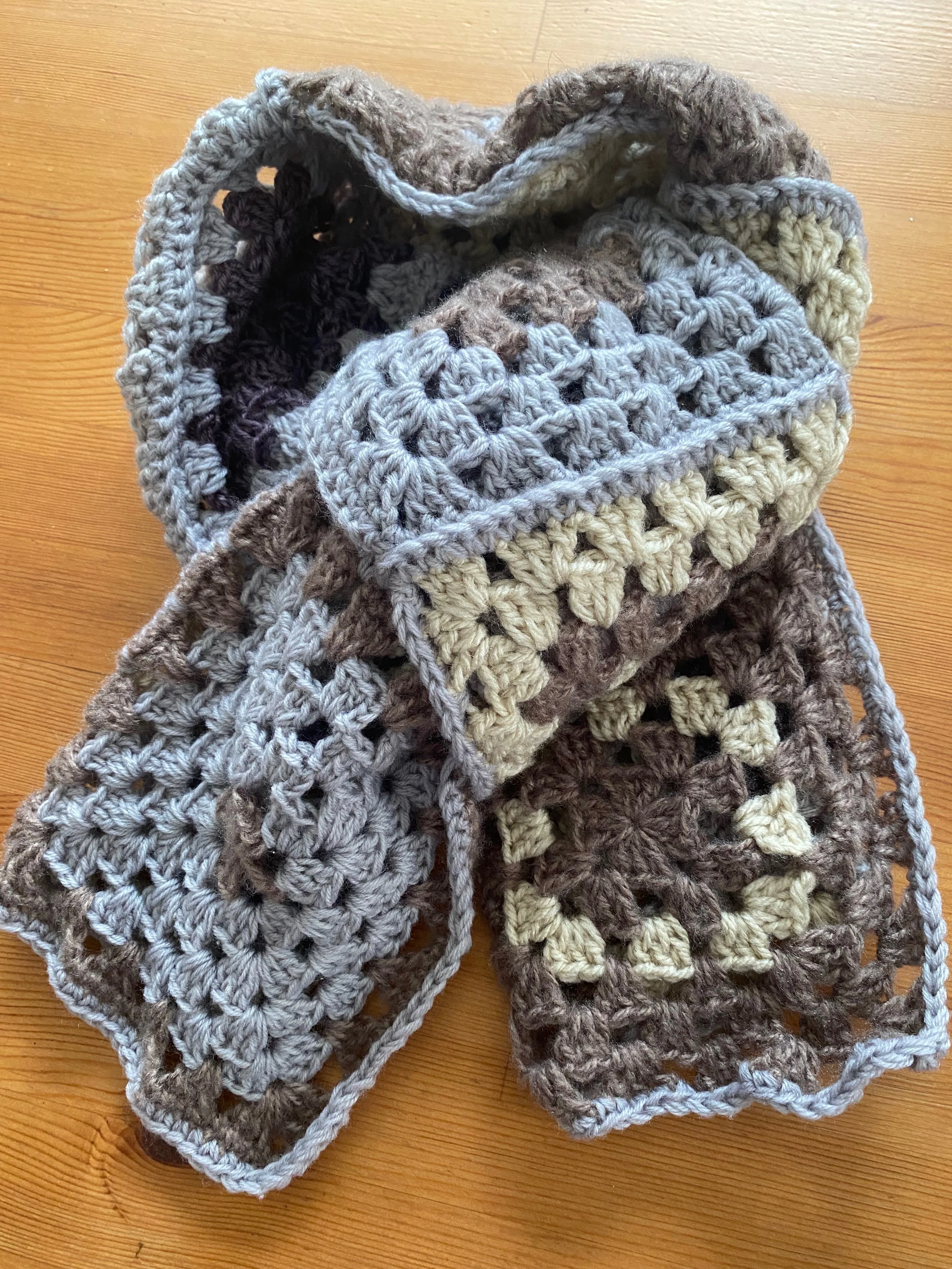 Story mfg. グラニースクエア マフラー ハンドメイド】余り糸で編むグラニースクエアのマフラー｜ひろこ(# ˘ω˘ #)