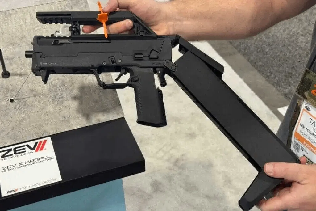 18年の沈黙を破る。ZEV × Magpul FDP-9：伝説の折りたたみ火器「完全