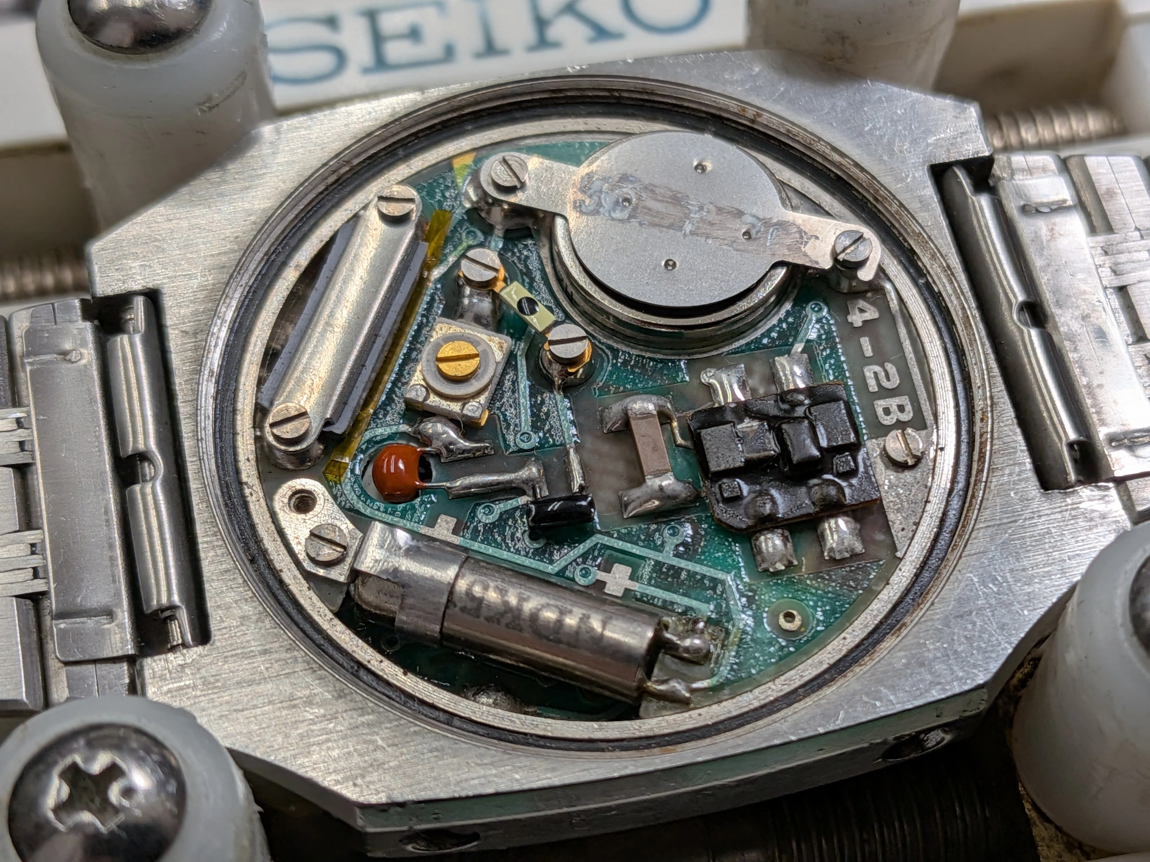 【電池切れ】CASIO カシオトロン 昔のデジタルウォッチ CASIO】カシオトロン04シリーズ 電池交換 ①｜富屋時計店