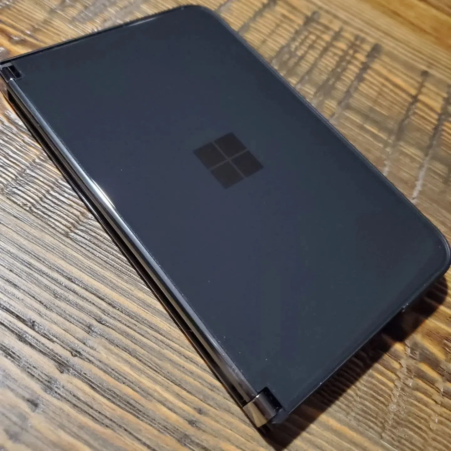 duo （補修跡あり）surface 折り畳みスマホ Duo」を マイクロソフト、Androidベースの折りたたみスマホ「Surface Androidタブレット本体