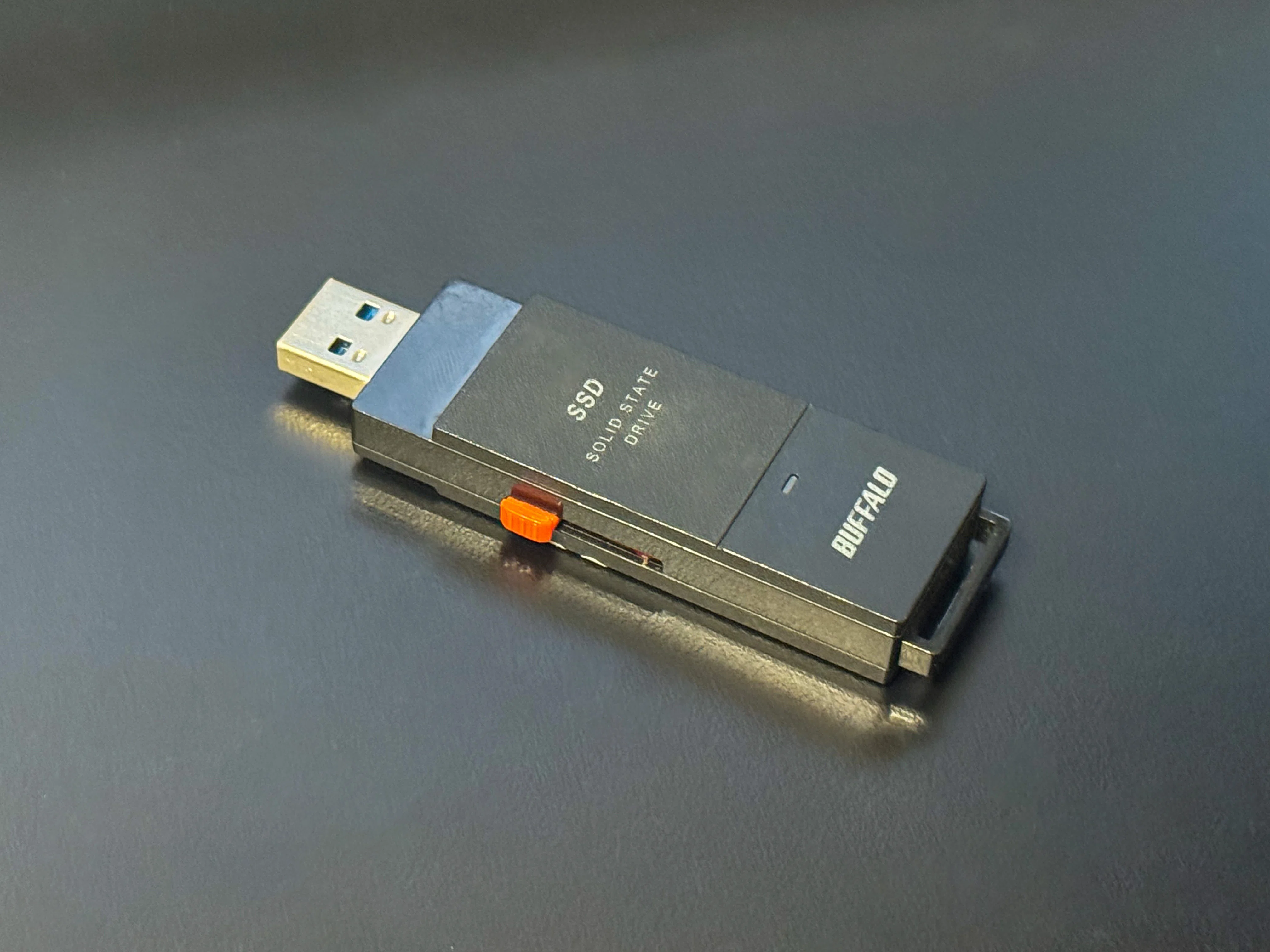 DJ】「SSDなら安心」は落とし穴。現場で音を止めないためのUSBメモリ