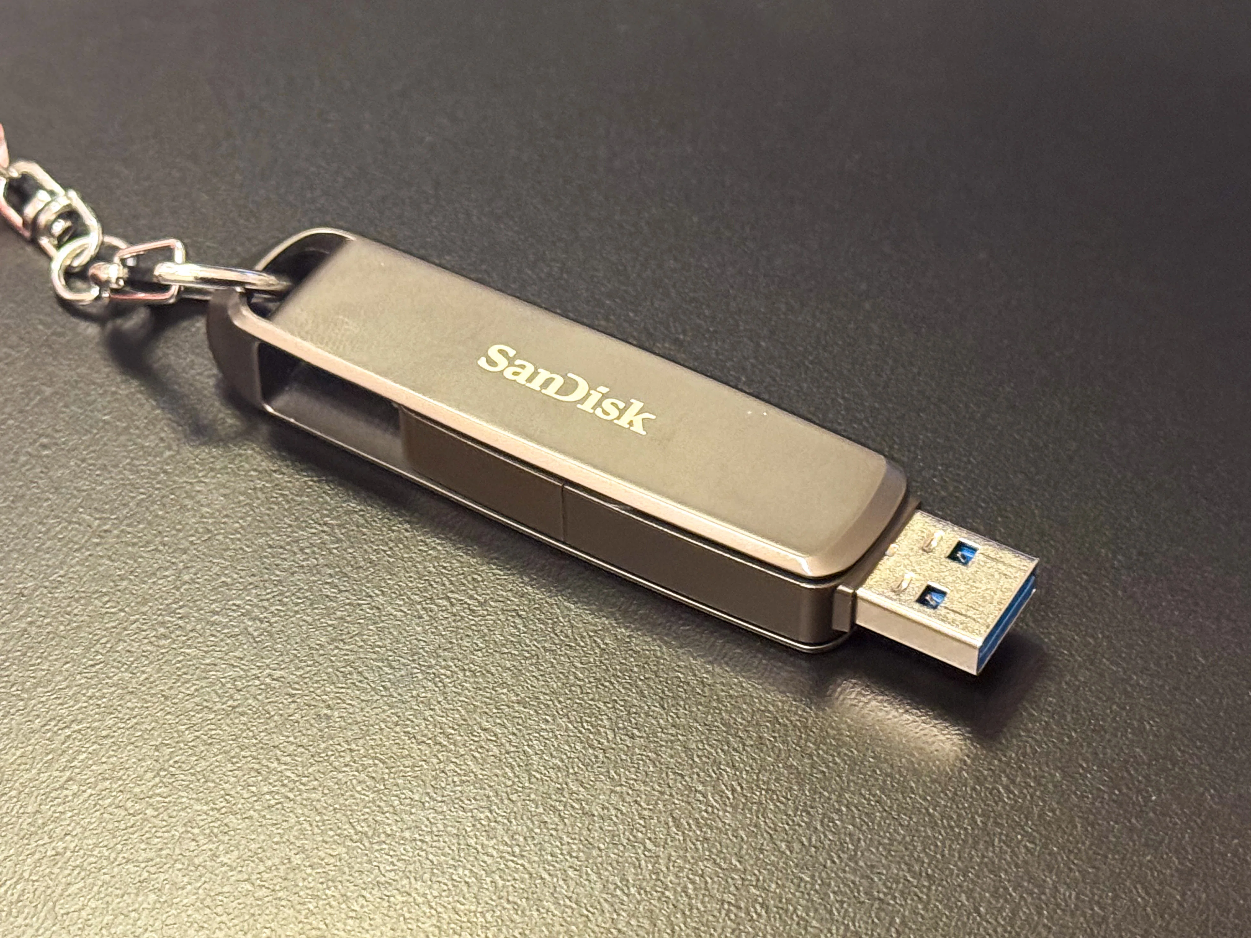 DJ】「SSDなら安心」は落とし穴。現場で音を止めないためのUSBメモリ