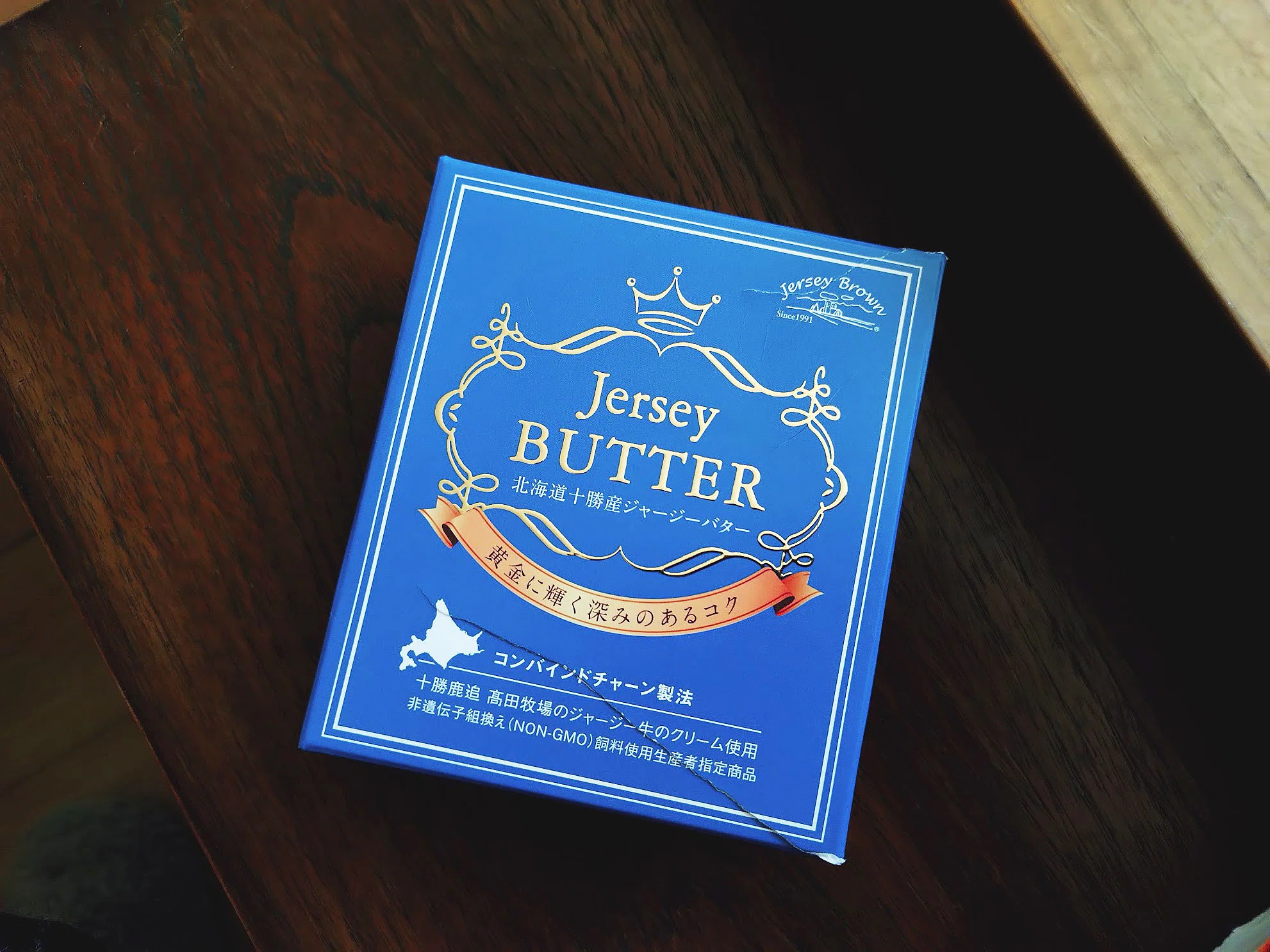 こだわりバターの箱に、厚盛り箔加工が！｜デザインのひきだし 津田淳子