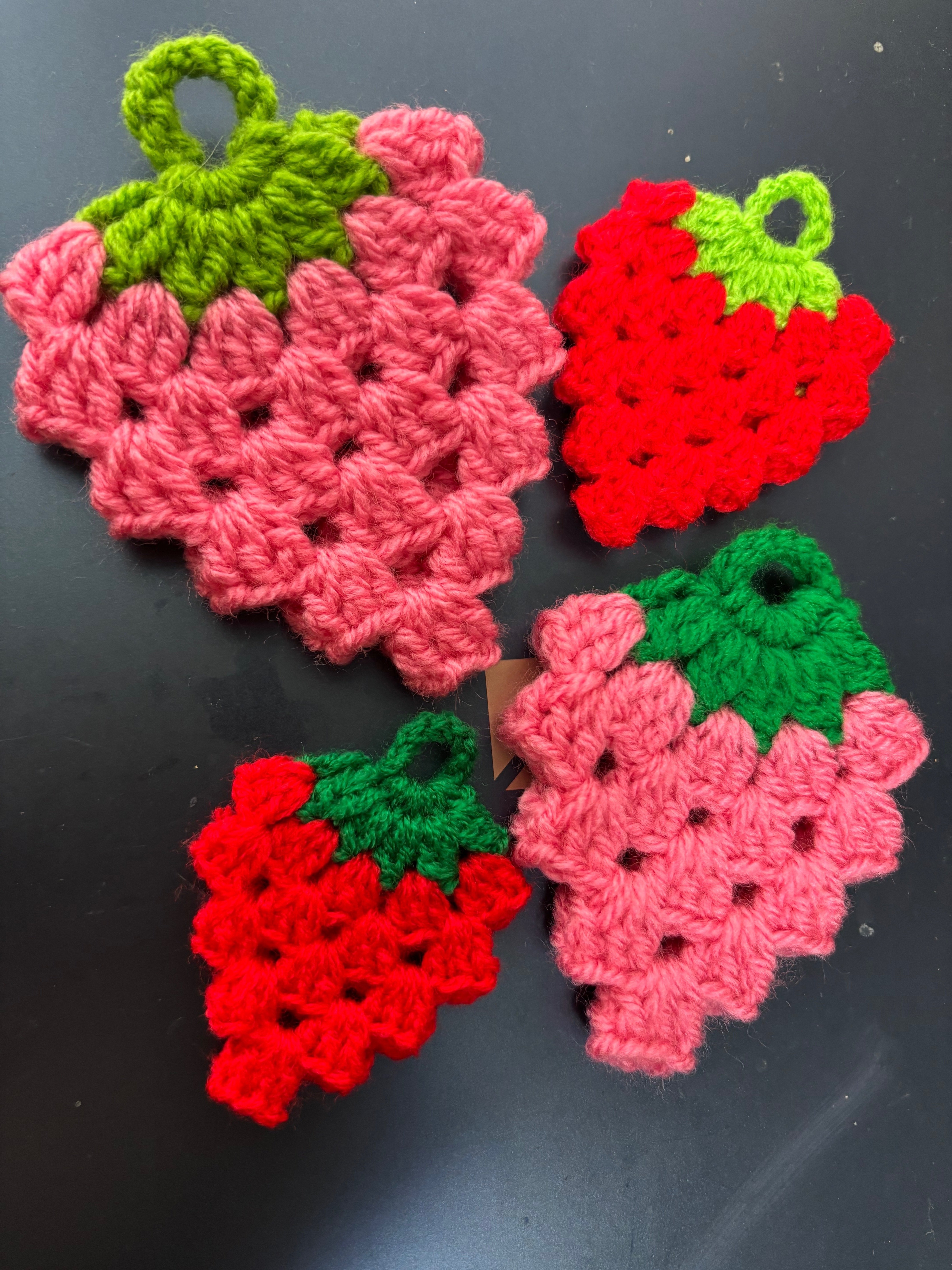 小さい方が可愛い、いちごアクリルタワシ。細い毛糸で、段数を減らして