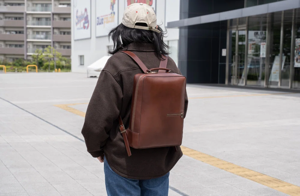 仕事も休日も旅も対応。MOTHERHOUSE「アンティークスクエアバック