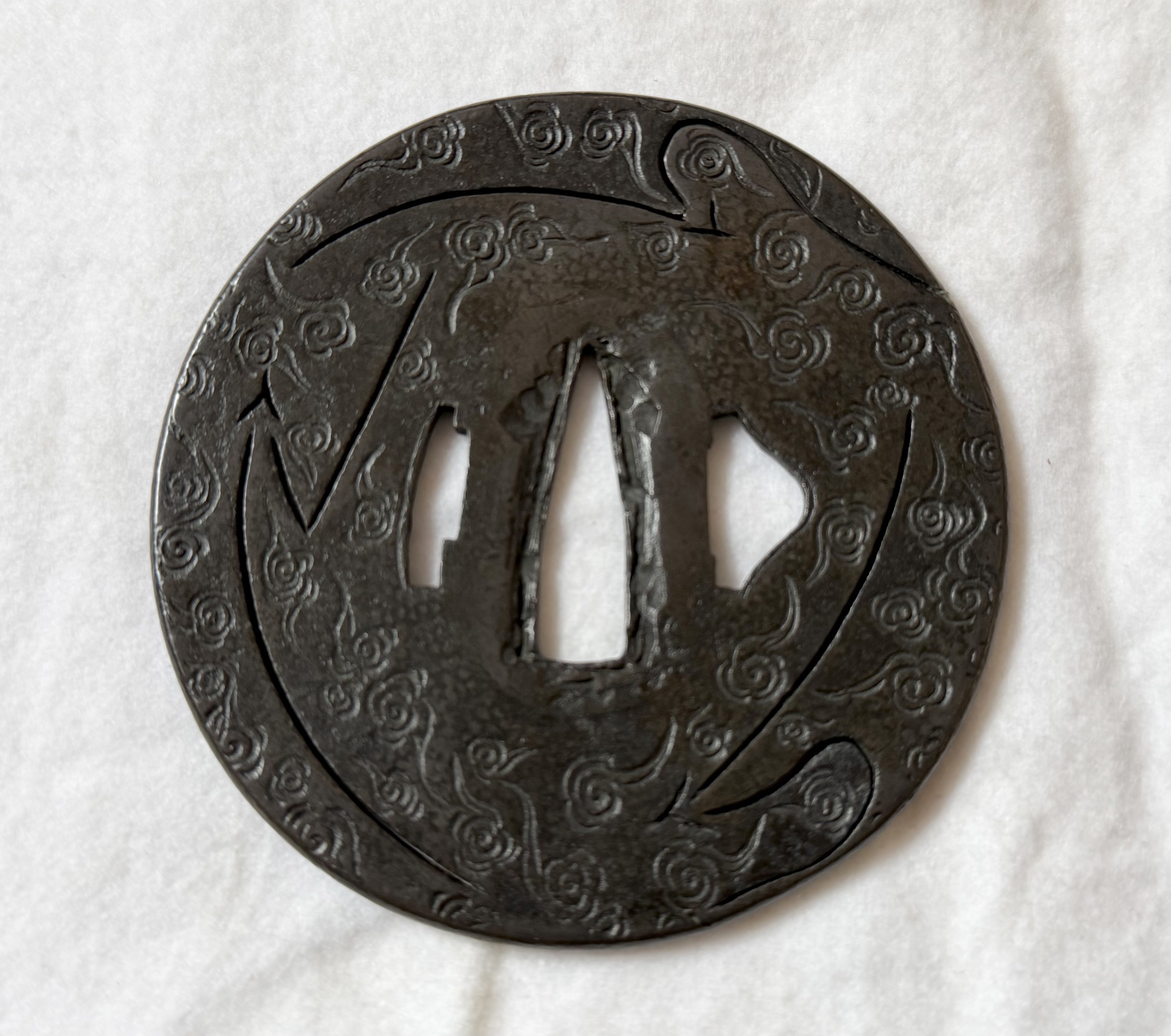 古金工鐔の名品（瑞雲紋三松葉図）｜刀箱師の日本刀ブログ 中村圭佑