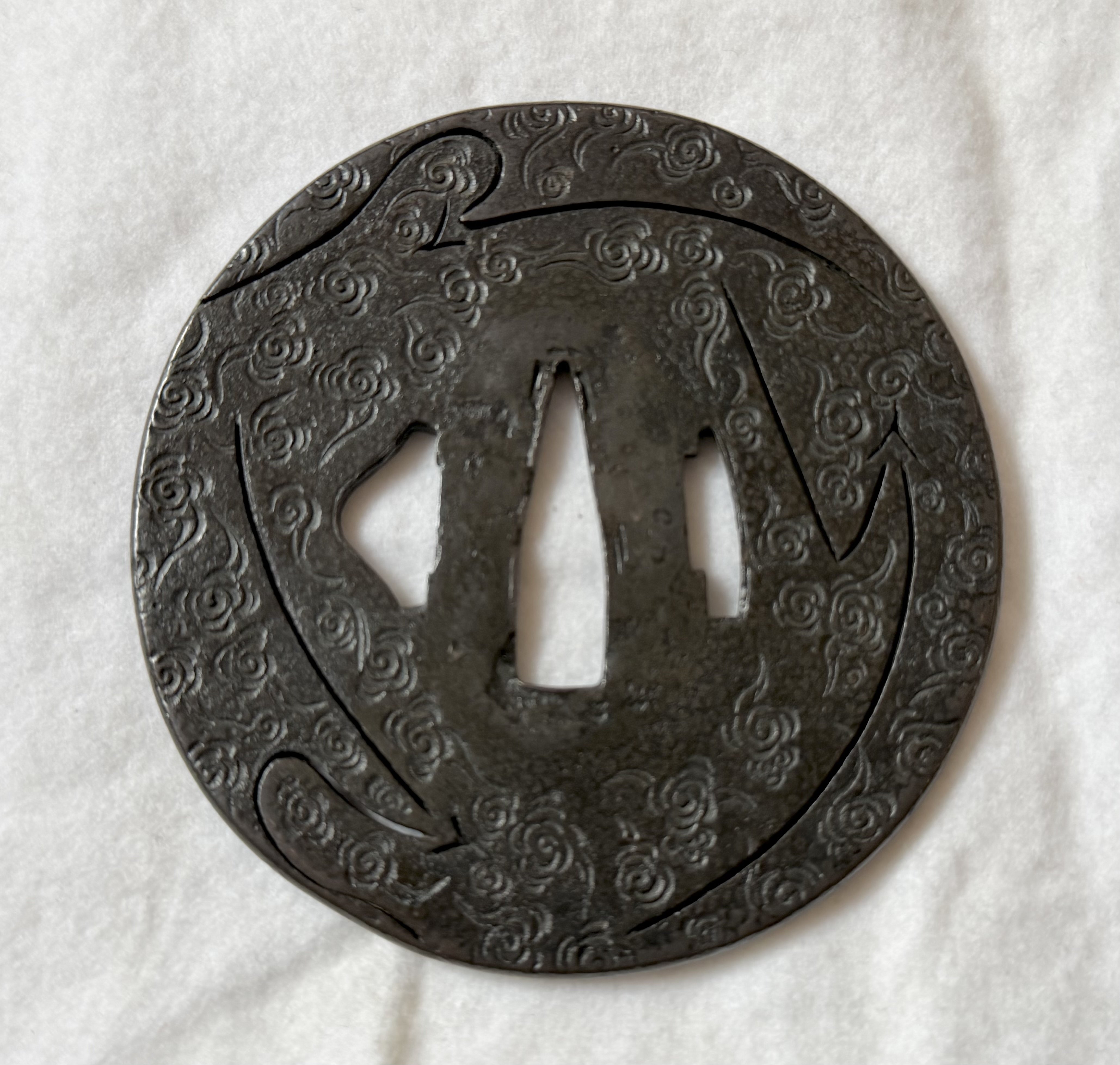 古金工鐔の名品（瑞雲紋三松葉図）｜刀箱師の日本刀ブログ 中村圭佑