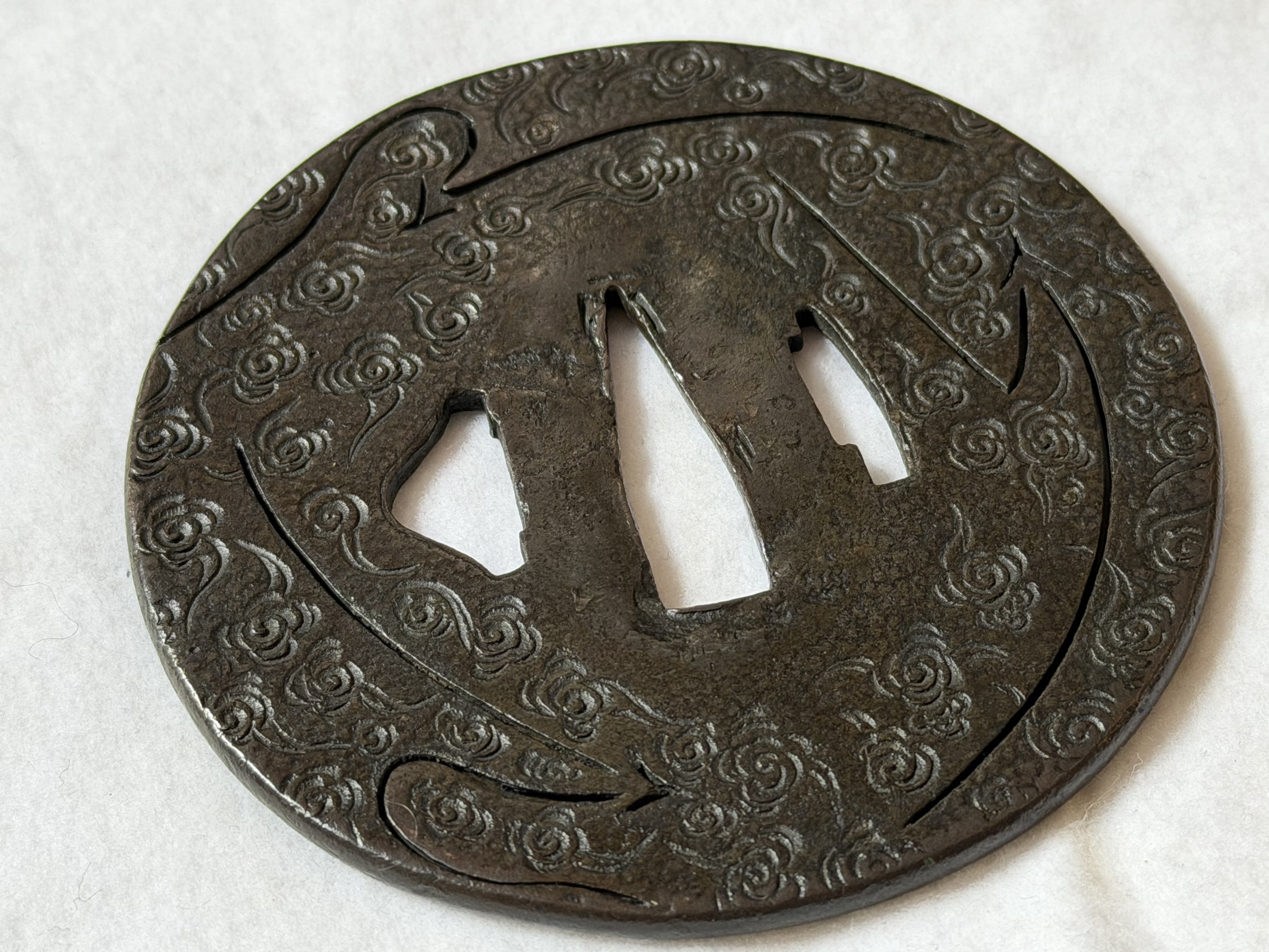 古金工鐔の名品（瑞雲紋三松葉図）｜刀箱師の日本刀ブログ 中村圭佑