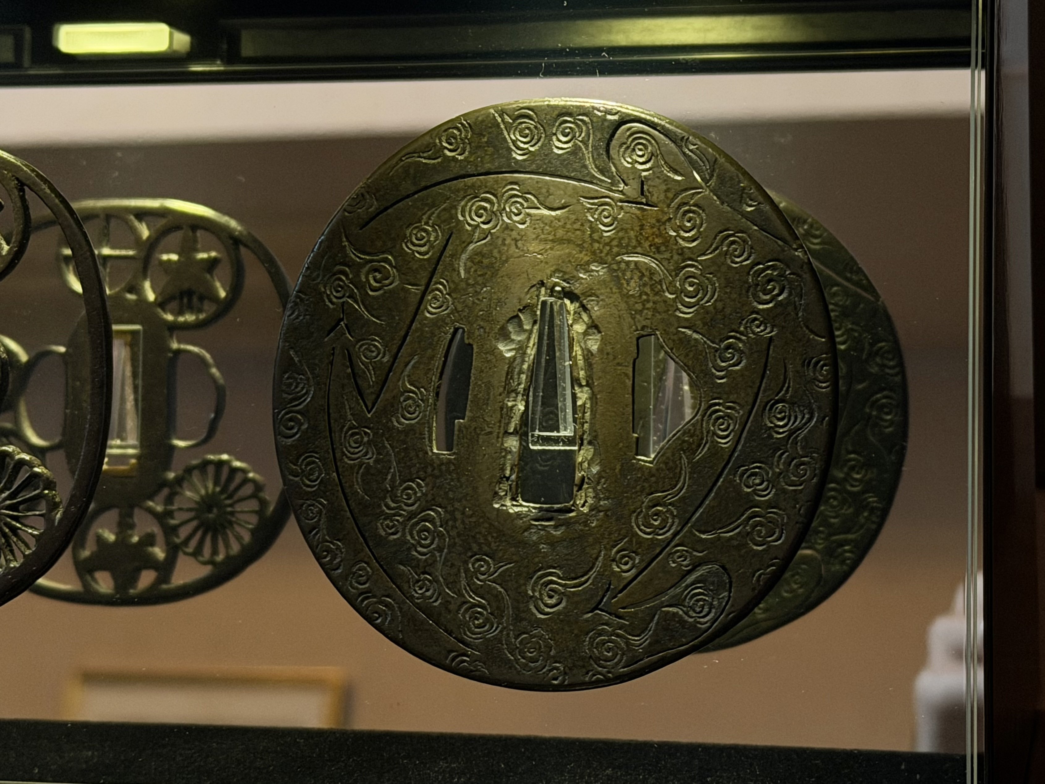 古金工鐔の名品（瑞雲紋三松葉図）｜刀箱師の日本刀ブログ 中村圭佑