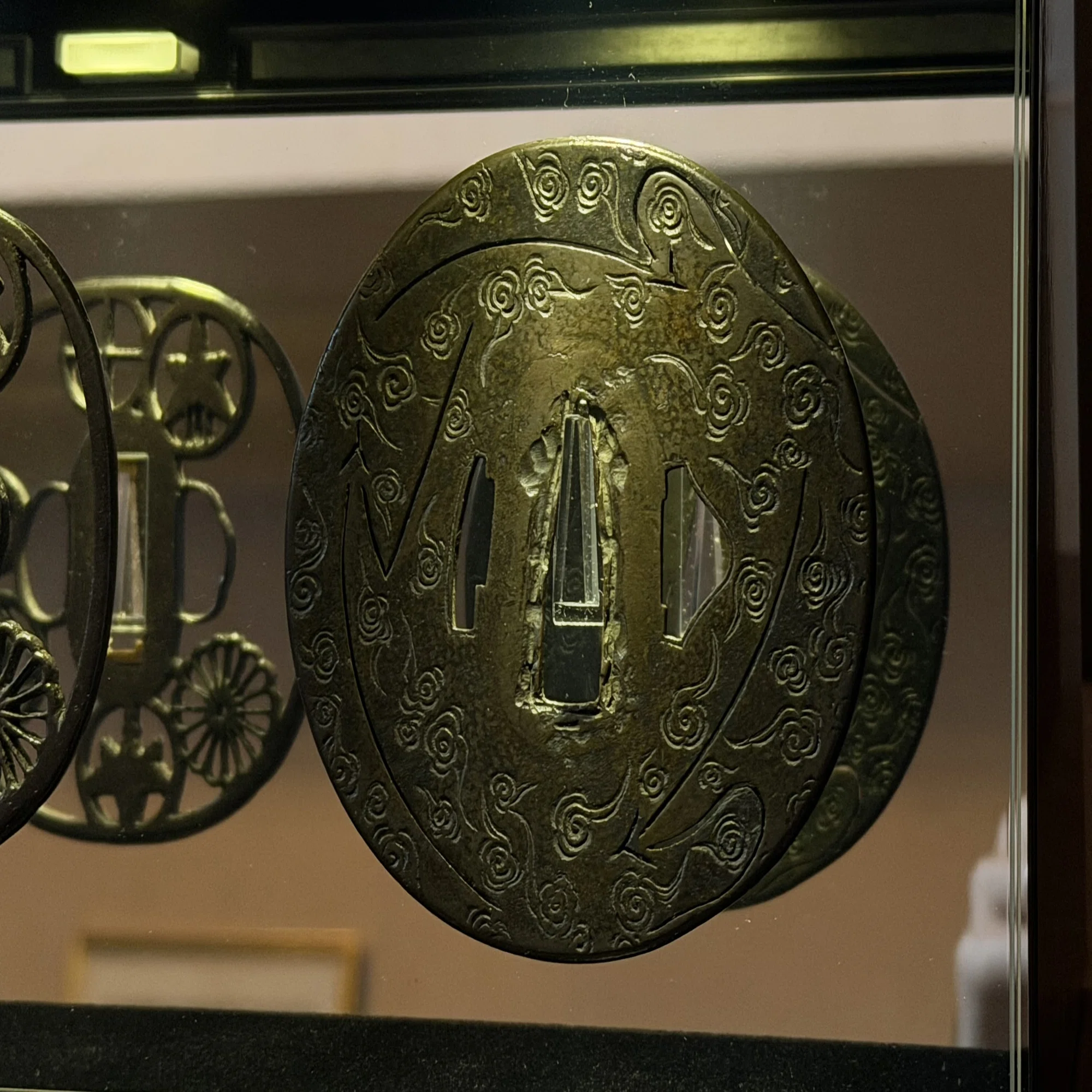 古金工鐔の名品（瑞雲紋三松葉図）｜刀箱師の日本刀ブログ 中村圭佑