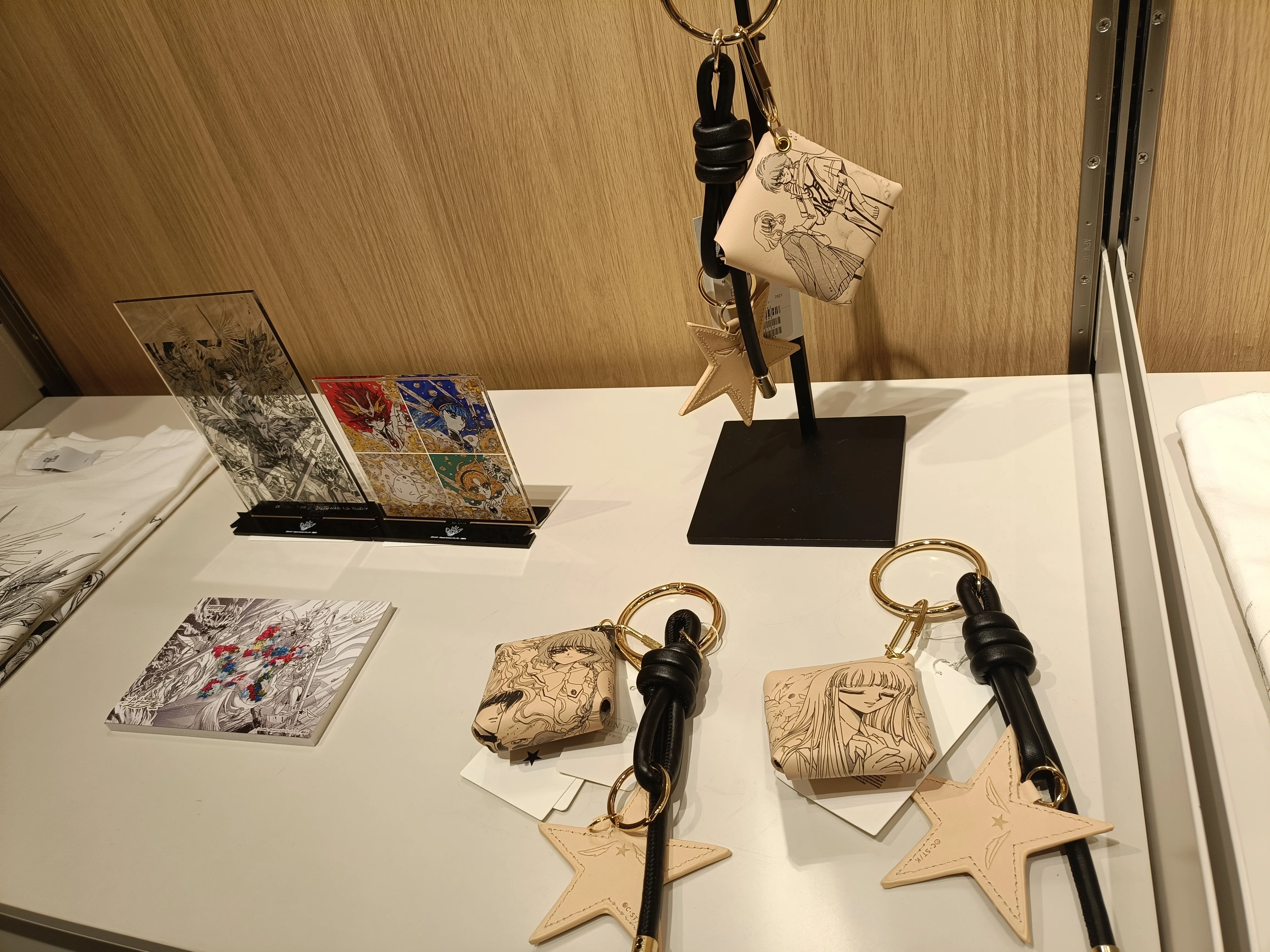 CONVERSE CLAMP展　PHONE HAND STRAP レイアース　光 CLAMP展 」とCONVERSE TOKYOがコラボ！ 司狼神威や木之本桜、壱原侑子
