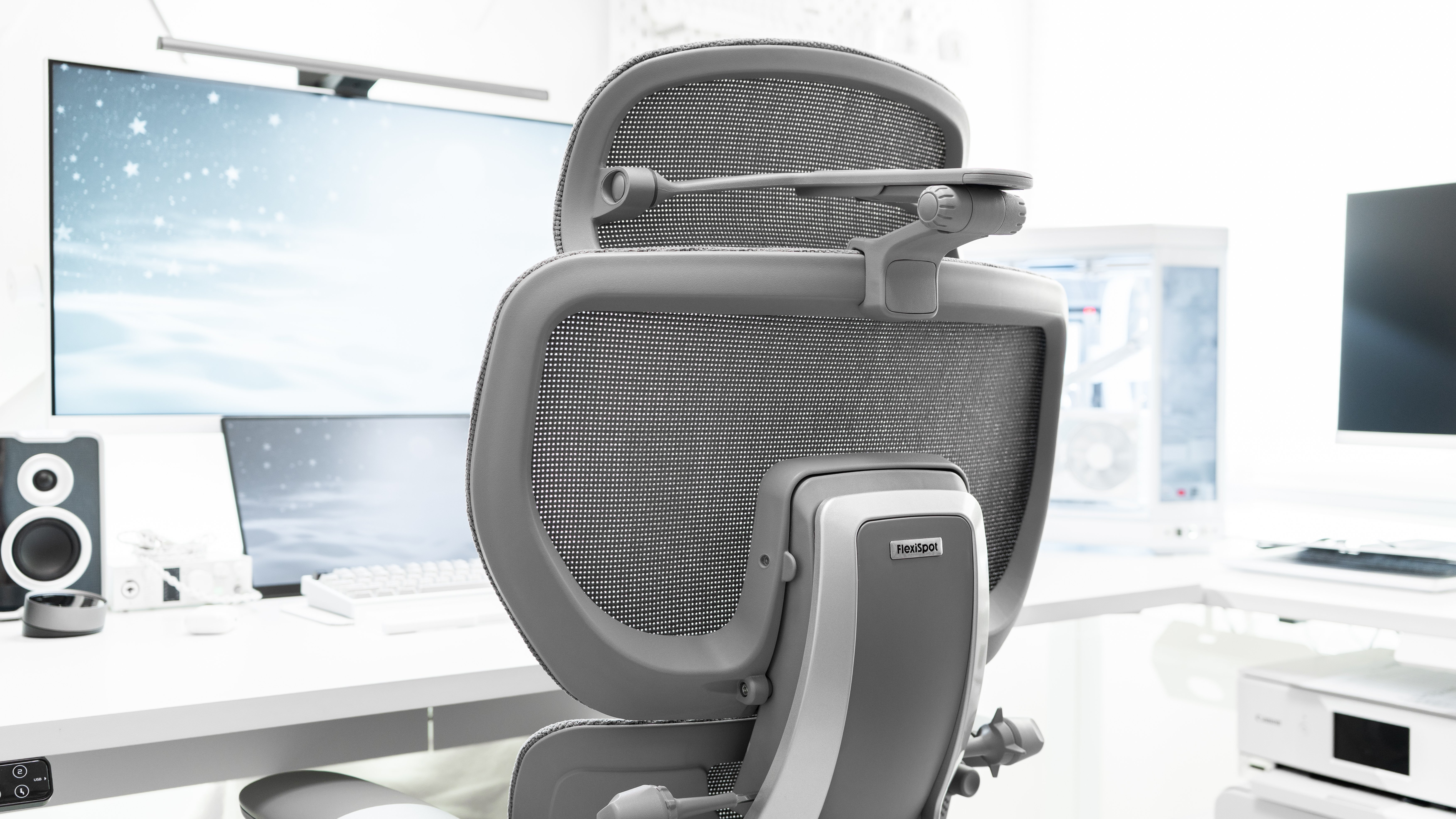 写真で見る『FlexiSpot C7 Morpher グレー』の色味。「理想の白デスク