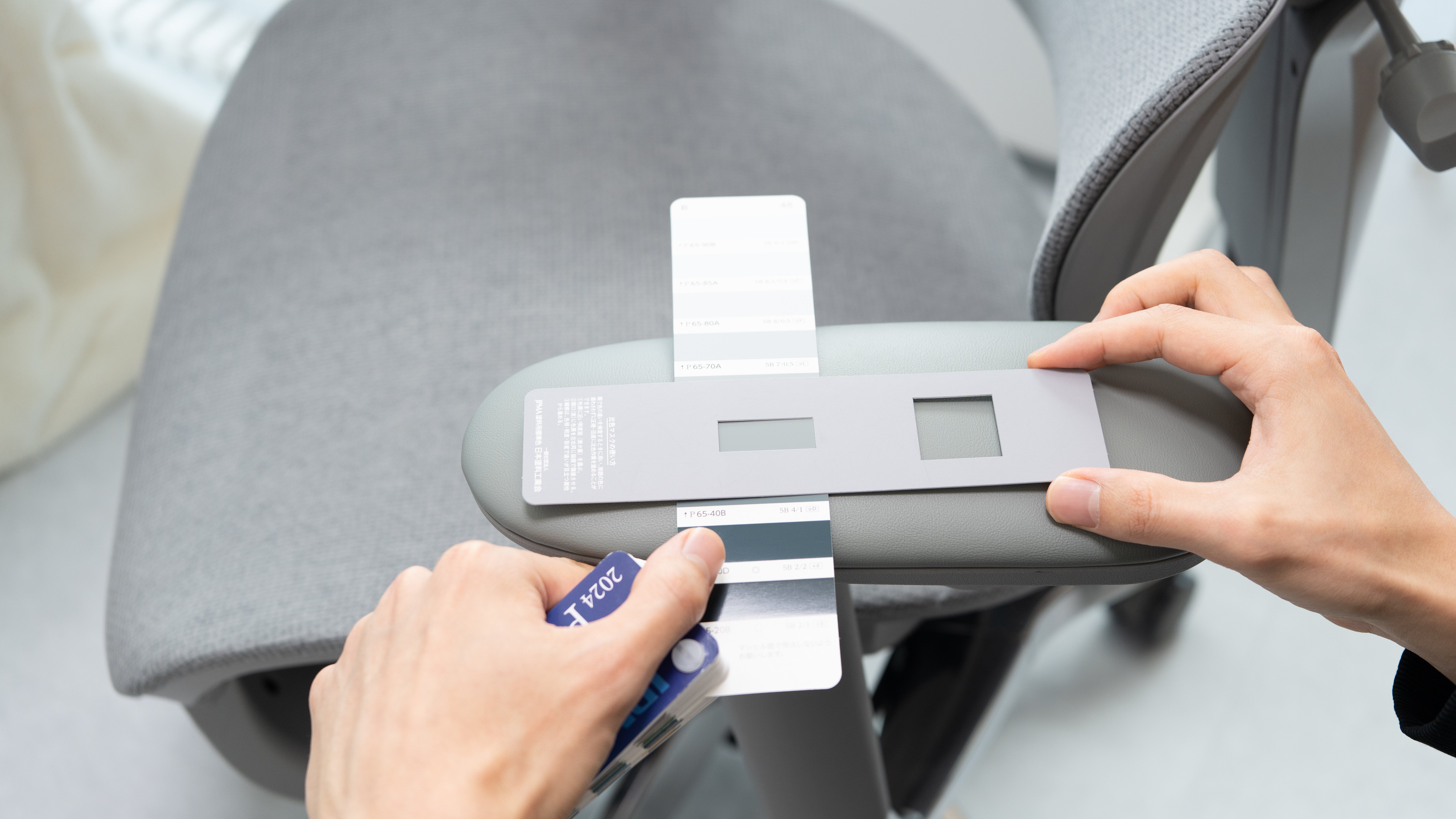 写真で見る『FlexiSpot C7 Morpher グレー』の色味。「理想の白デスク