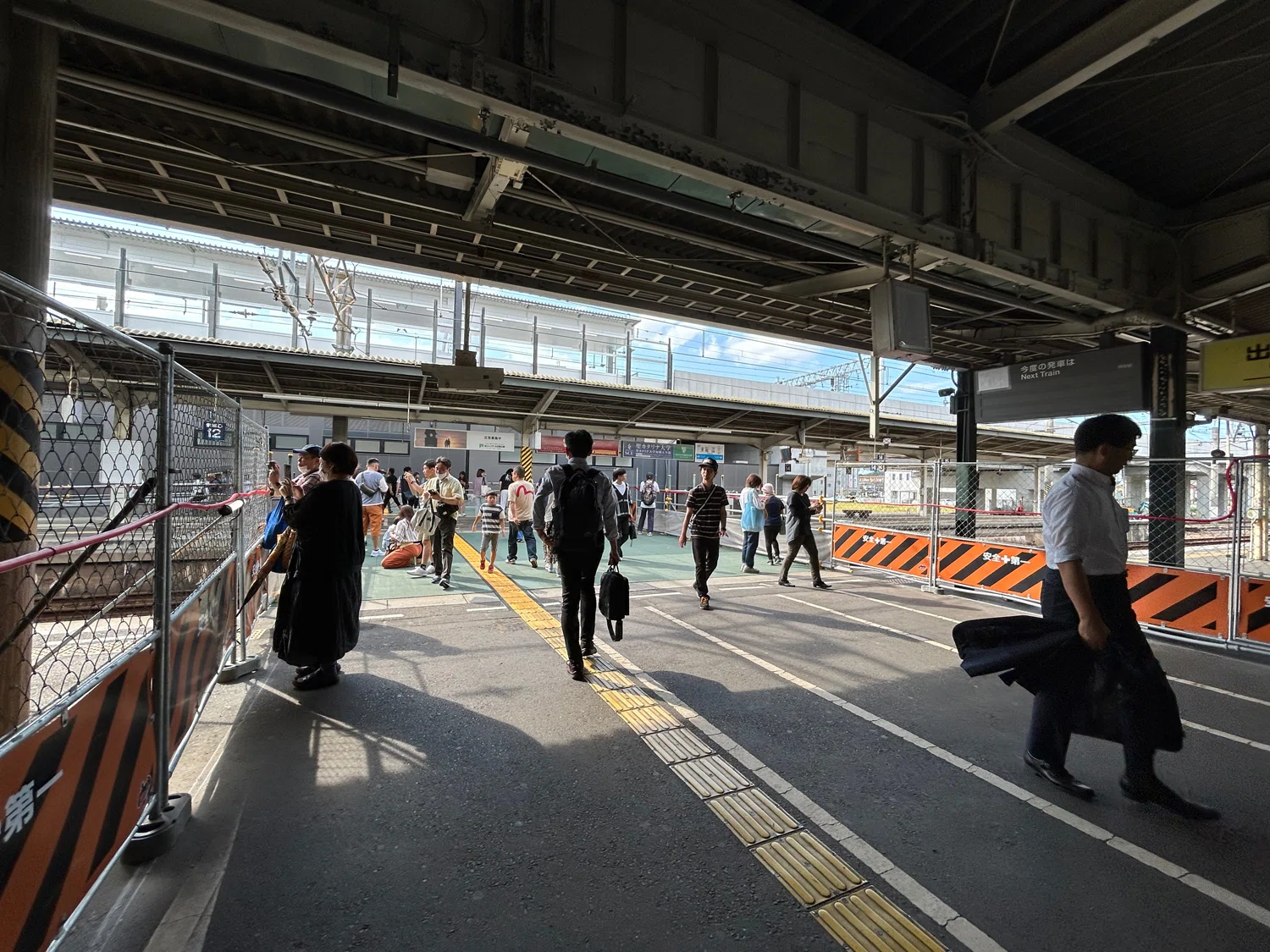前日まで線路だった上を歩いたその先に−JR松山駅 新旧駅舎