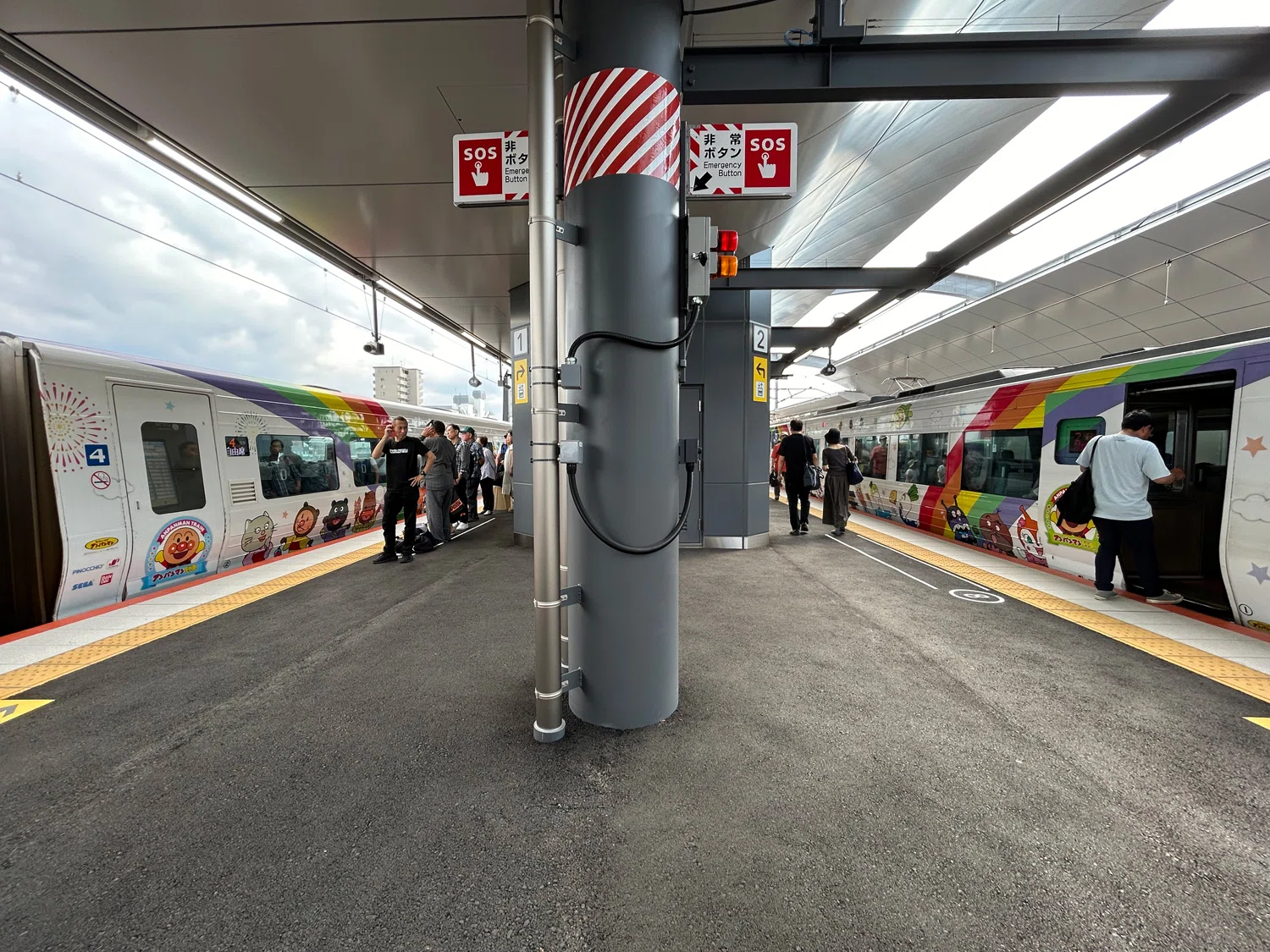 前日まで線路だった上を歩いたその先に−JR松山駅 新旧駅舎